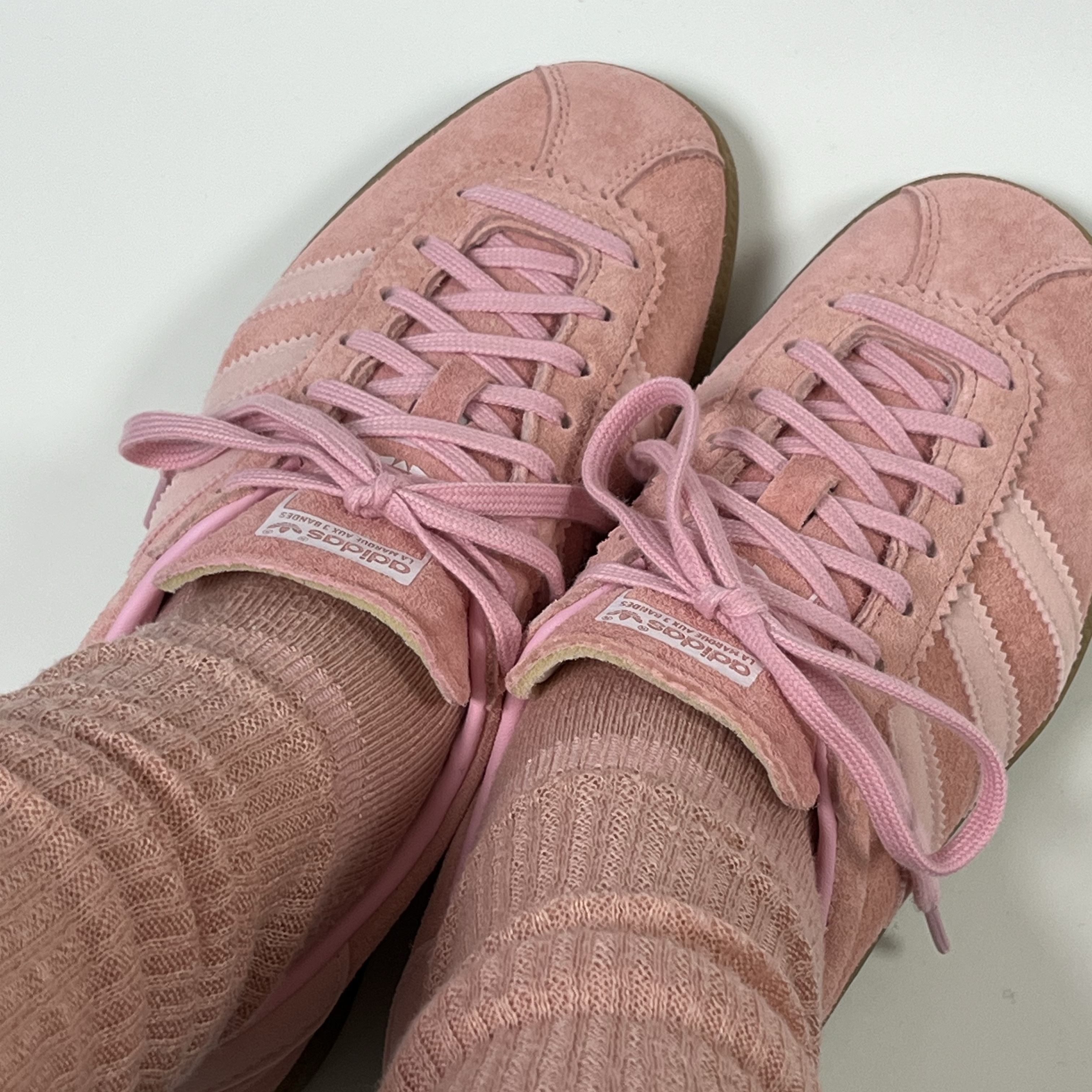 Adidas Bermuda Glow Pink 착용 스타일
