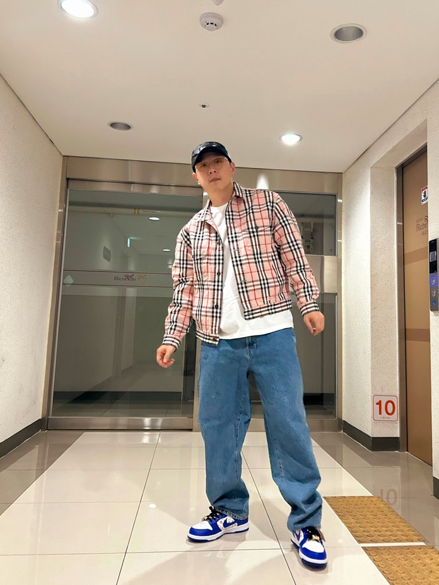 Supreme x Burberry Denim Trucker Jacket Pink - 22SS, Supreme x Coogi Baggy Jean Blue - 23SS 착용 스타일 - 3