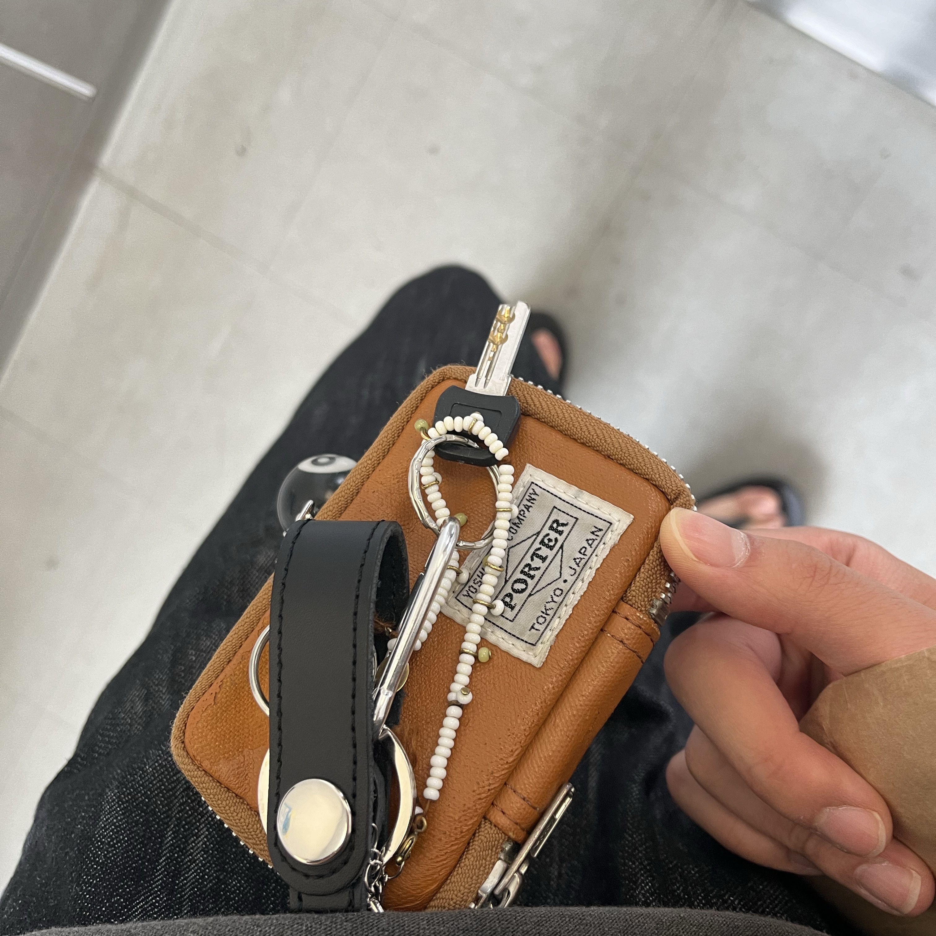 Porter Free Style Key Case Beige, Porter Freestyle Multi Coin Case Black 착용 스타일 - 2