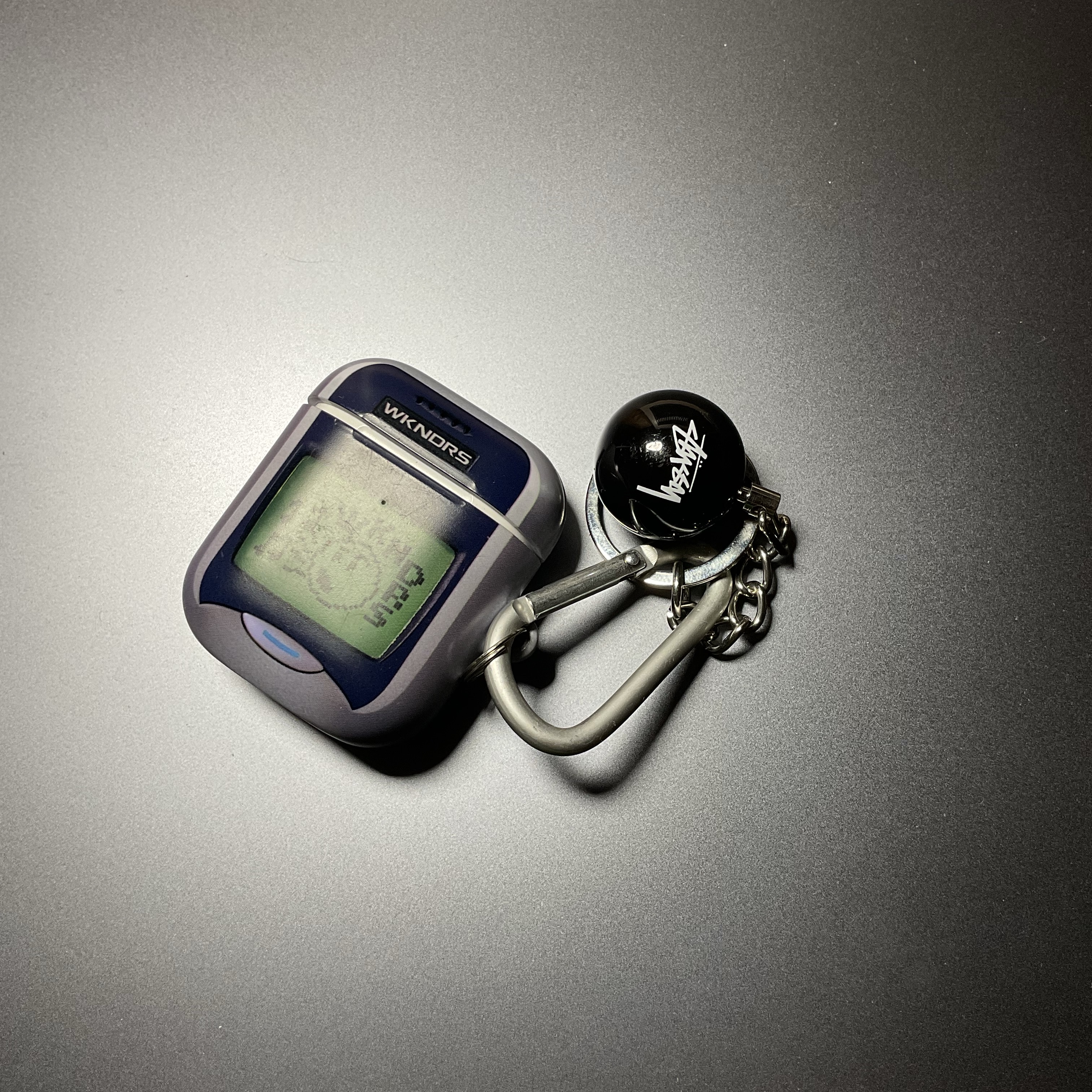 Stussy 8 Ball Keychain Black 착용 스타일