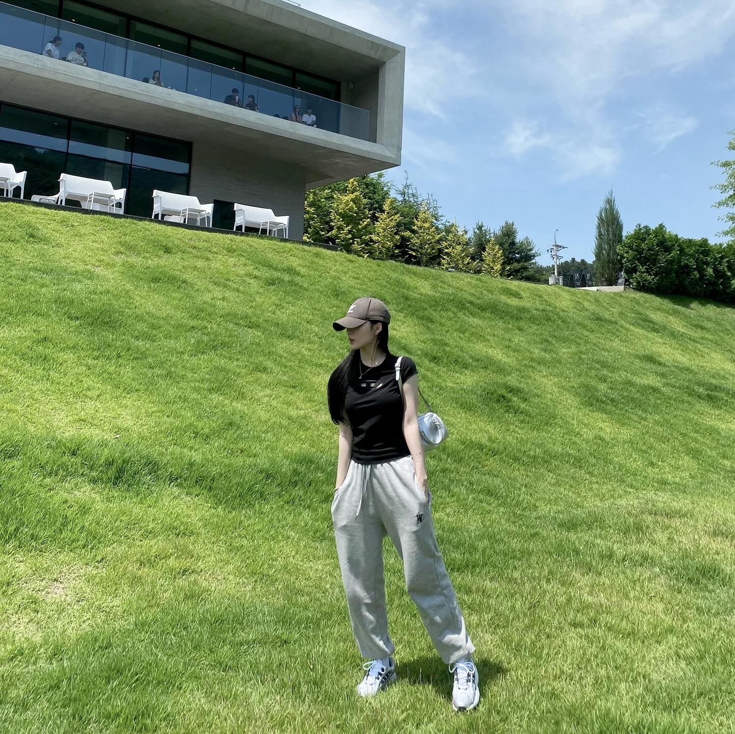 (W) Diesel T-Angie Peekaboo Logo T-Shirt Black, Adidas Ozmillen Core Black Cloud White 착용 스타일 - 2