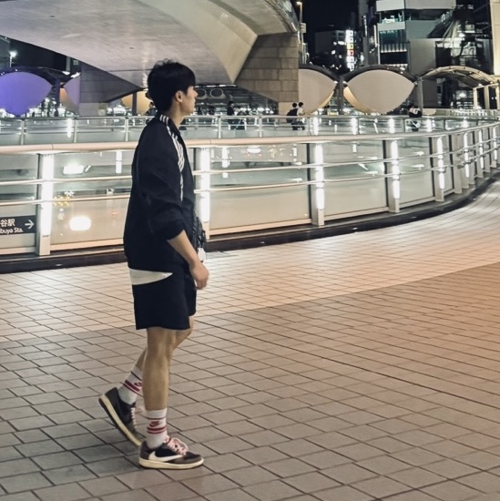 (W) Adidas Adilenium Oversized Track Top Black - KR Sizing, Uniqlo UT x Kaws Short Sleeve Graphic T-Shirt White 착용 스타일 - 2