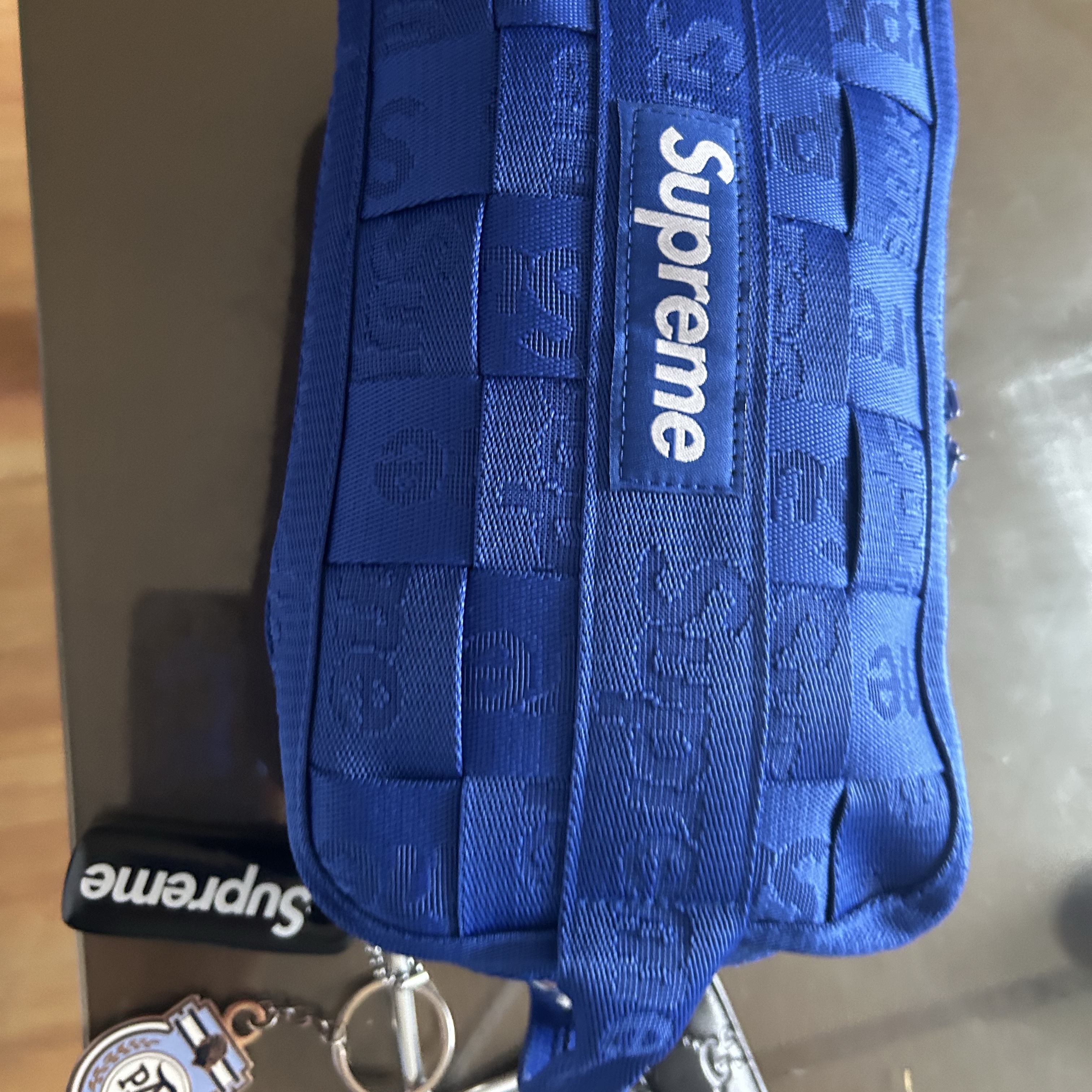Supreme Woven Utility Bag Royal - 24SS, Supreme Floating Keychain Black - 23FW 착용 스타일