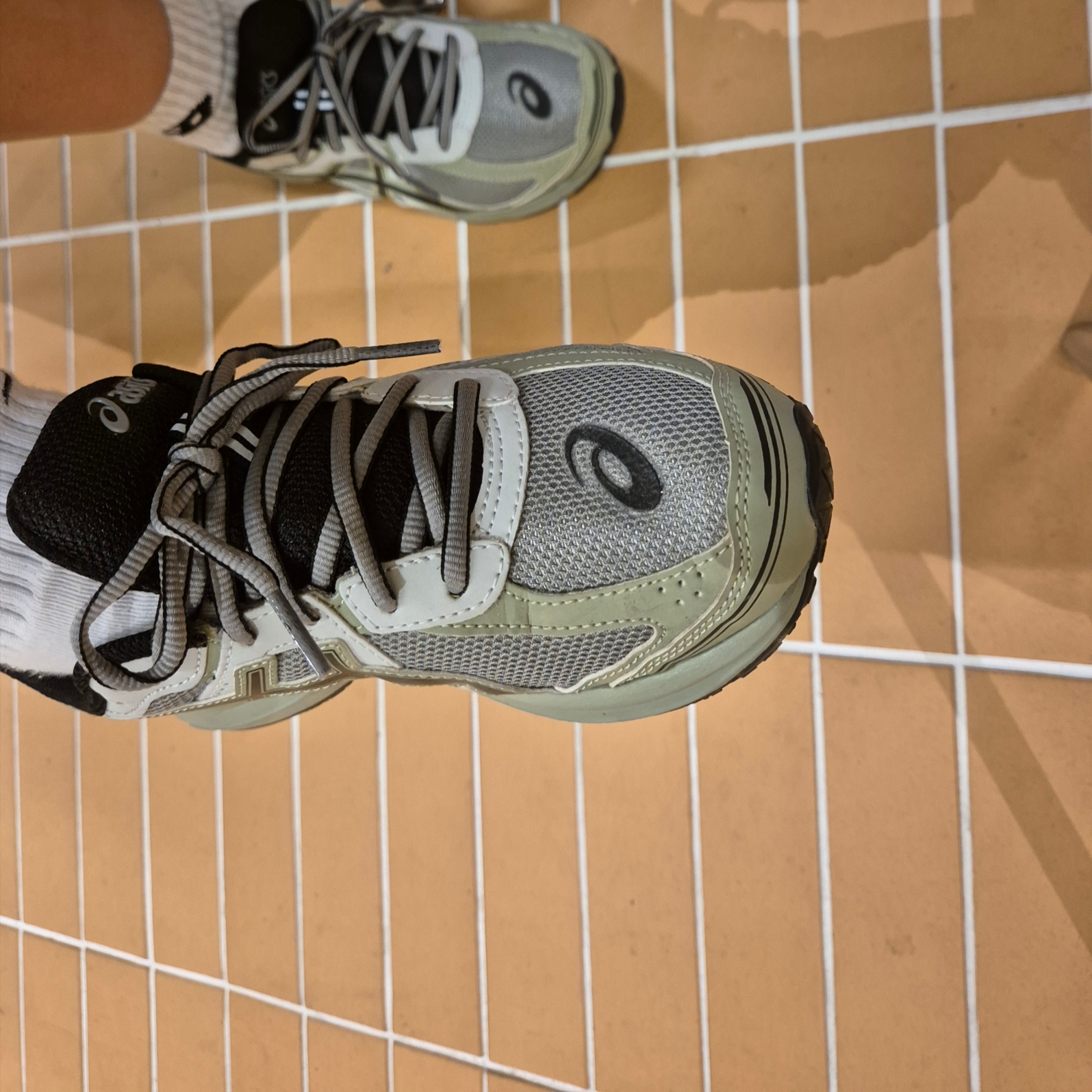 Asics Jog 100 S Sheet Rock - 2E Wide 착용 스타일