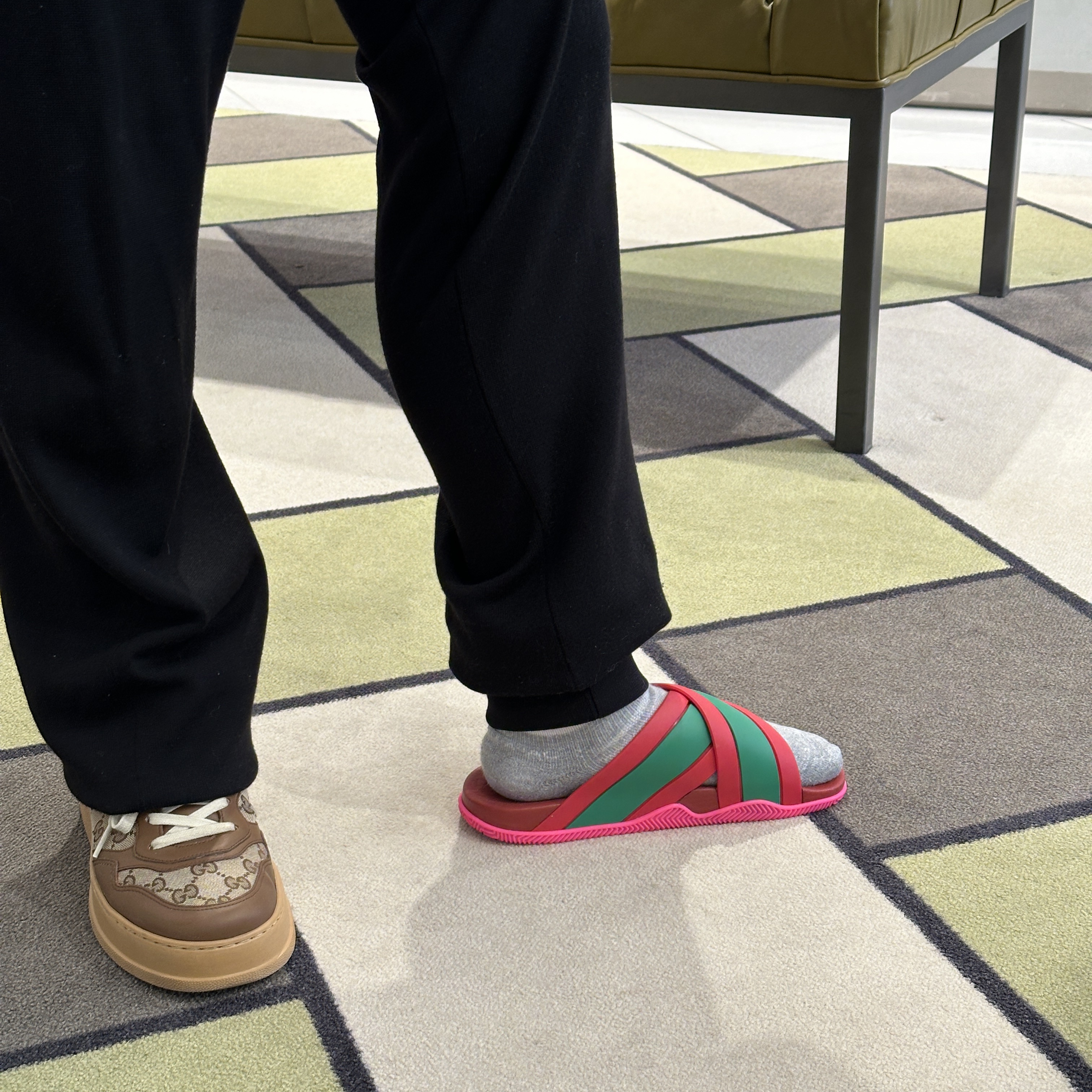 (W) Gucci Web Slide Pink Rubber Green Red 착용 스타일 - 2