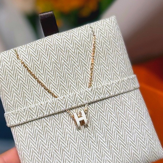 (W) Hermes Mini Pop H Pendant Rose Gold & Blanc 착용 스타일 - 2
