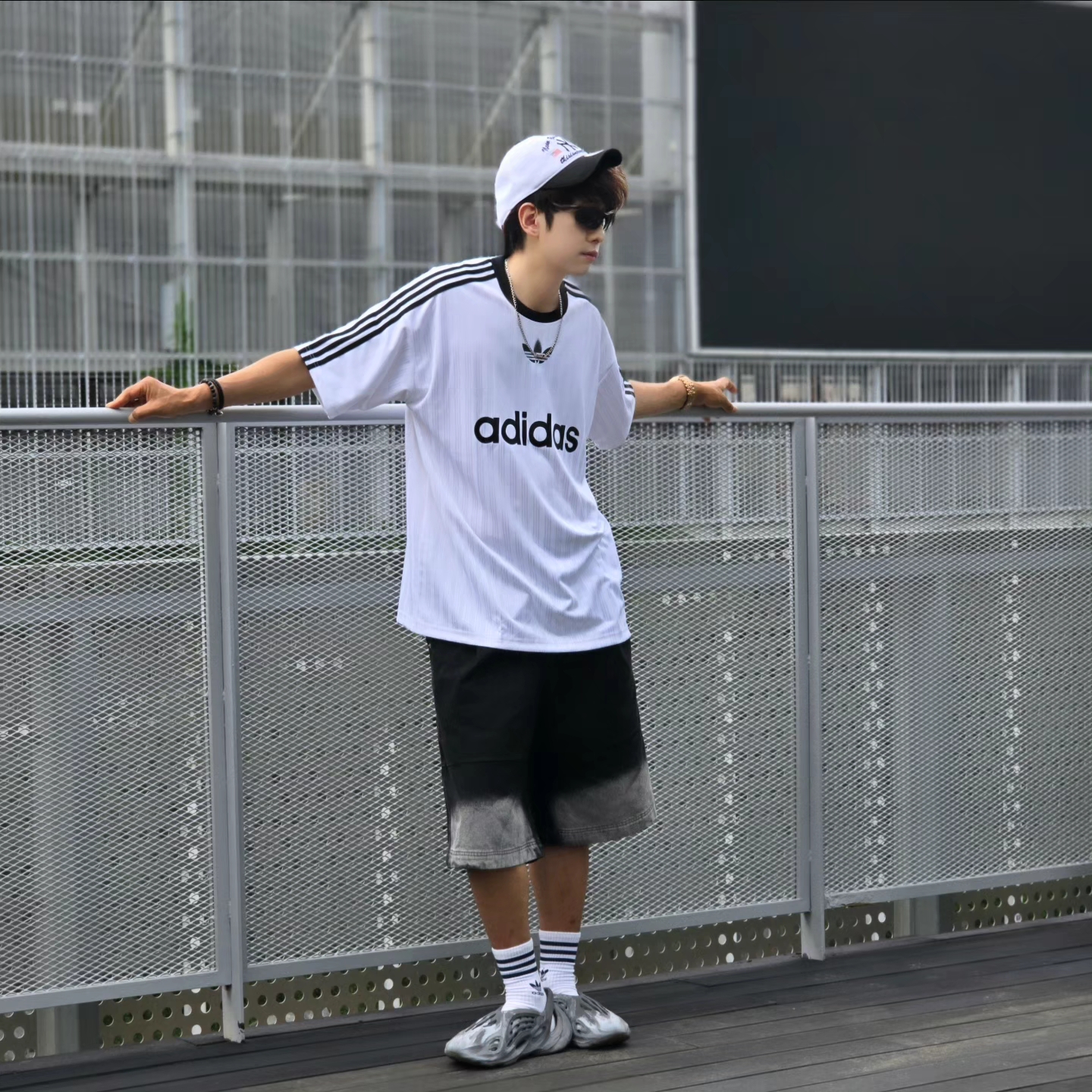 thisisneverthat x New Era x MLB New York Yankees Unstructured Ball Cap White Black, Adidas Adicolor T-Shirt White Black - KR Sizing 착용 스타일 - 2