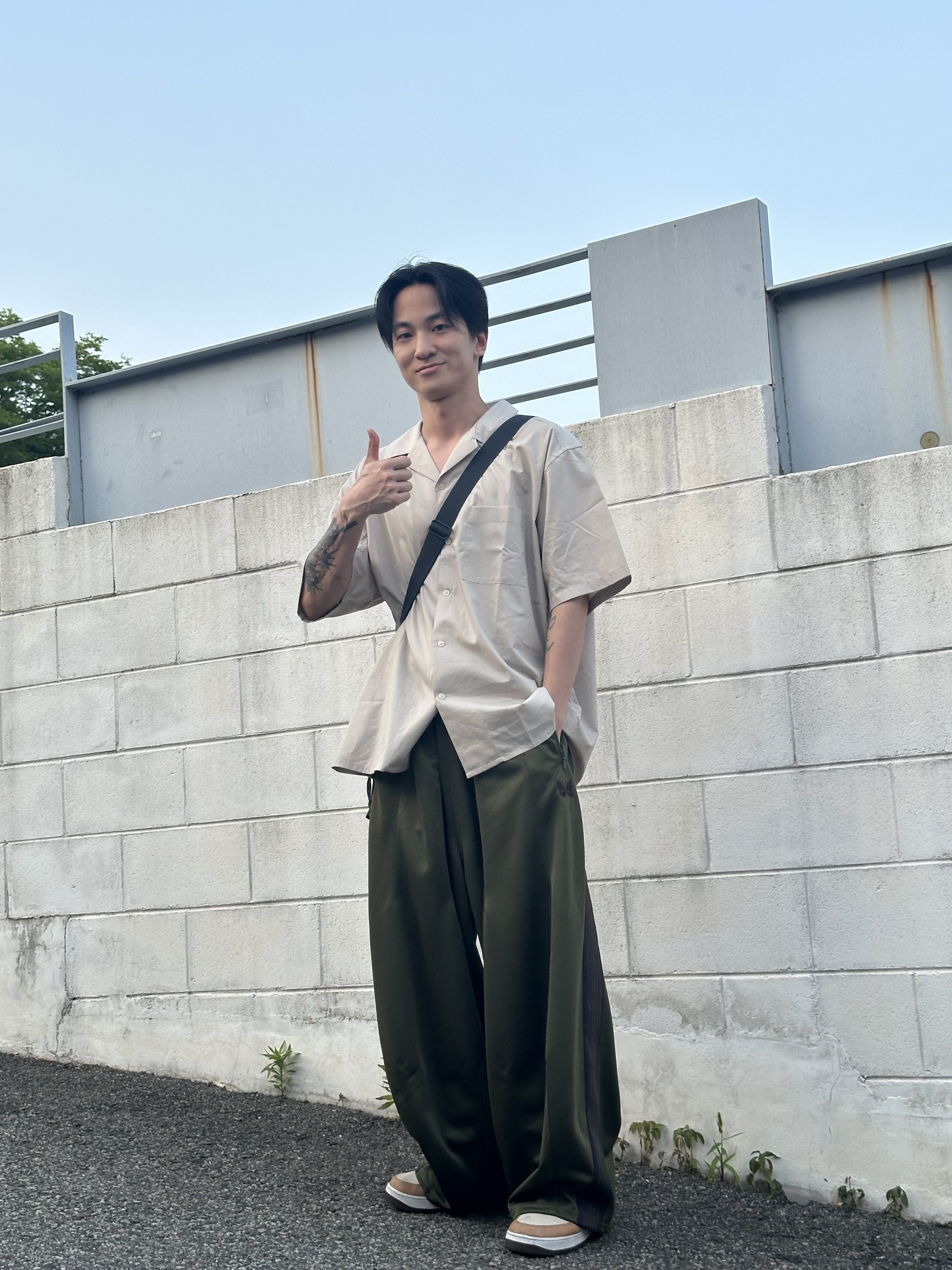 Nike Air Force 1 Low QS Acorn 2021, Needles H.D. Track Pants Poly Smooth Olive 착용 스타일 - 2