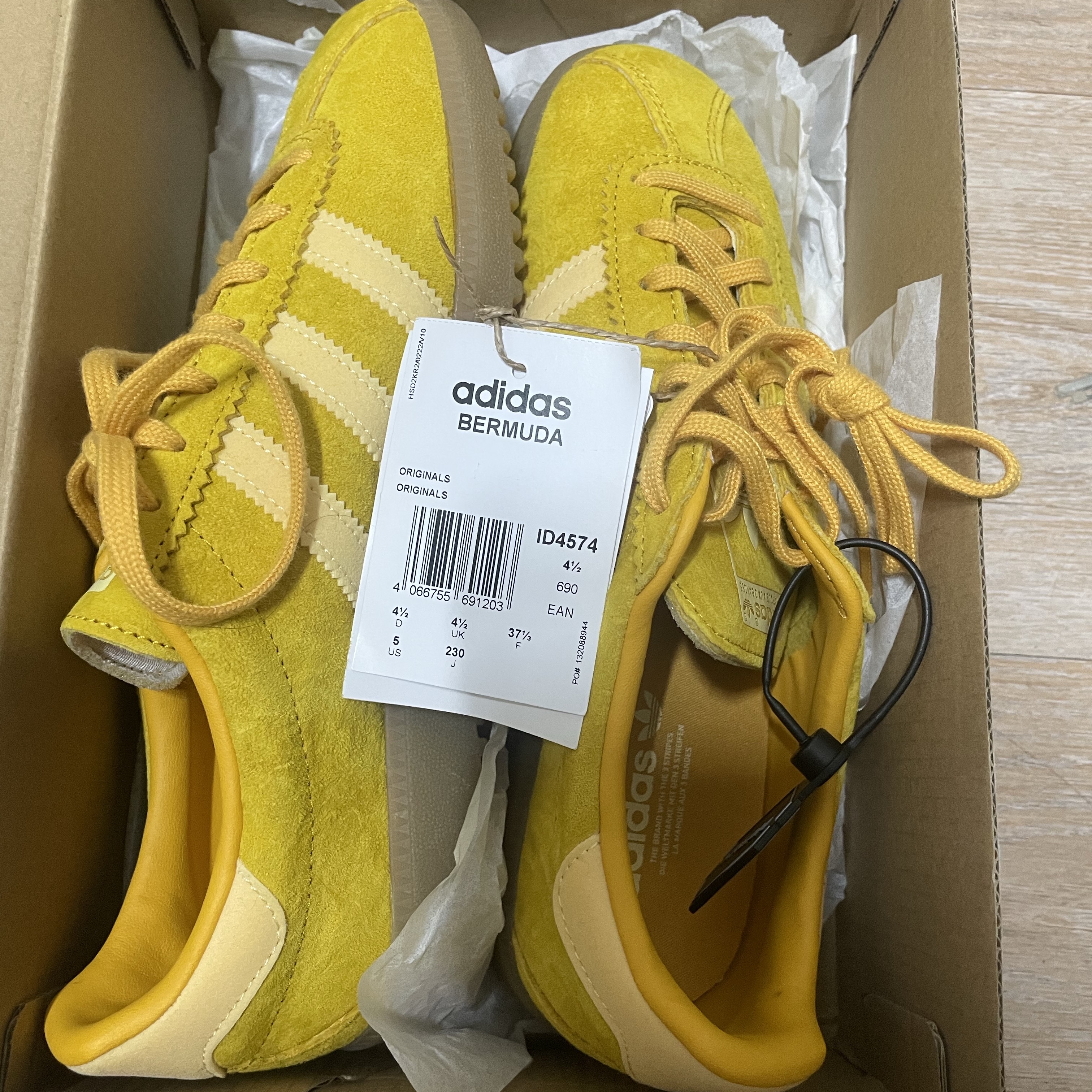 Adidas Bermuda Bold Gold 착용 스타일