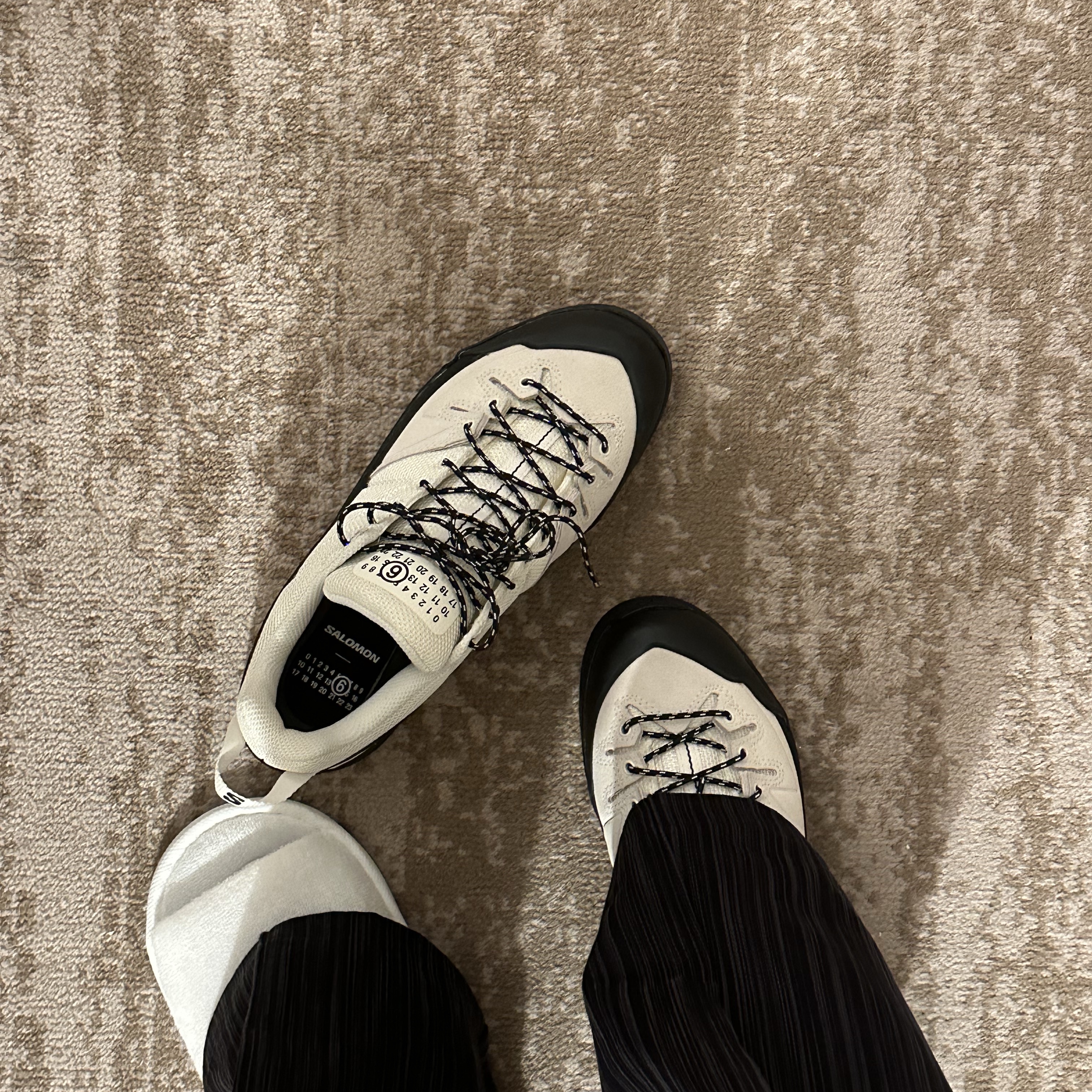 Salomon x MM6 Maison Margiela X-ALP White, Monamhee x Choi Woo Shik Wooshikhee Keyring Brown 착용 스타일 - 2