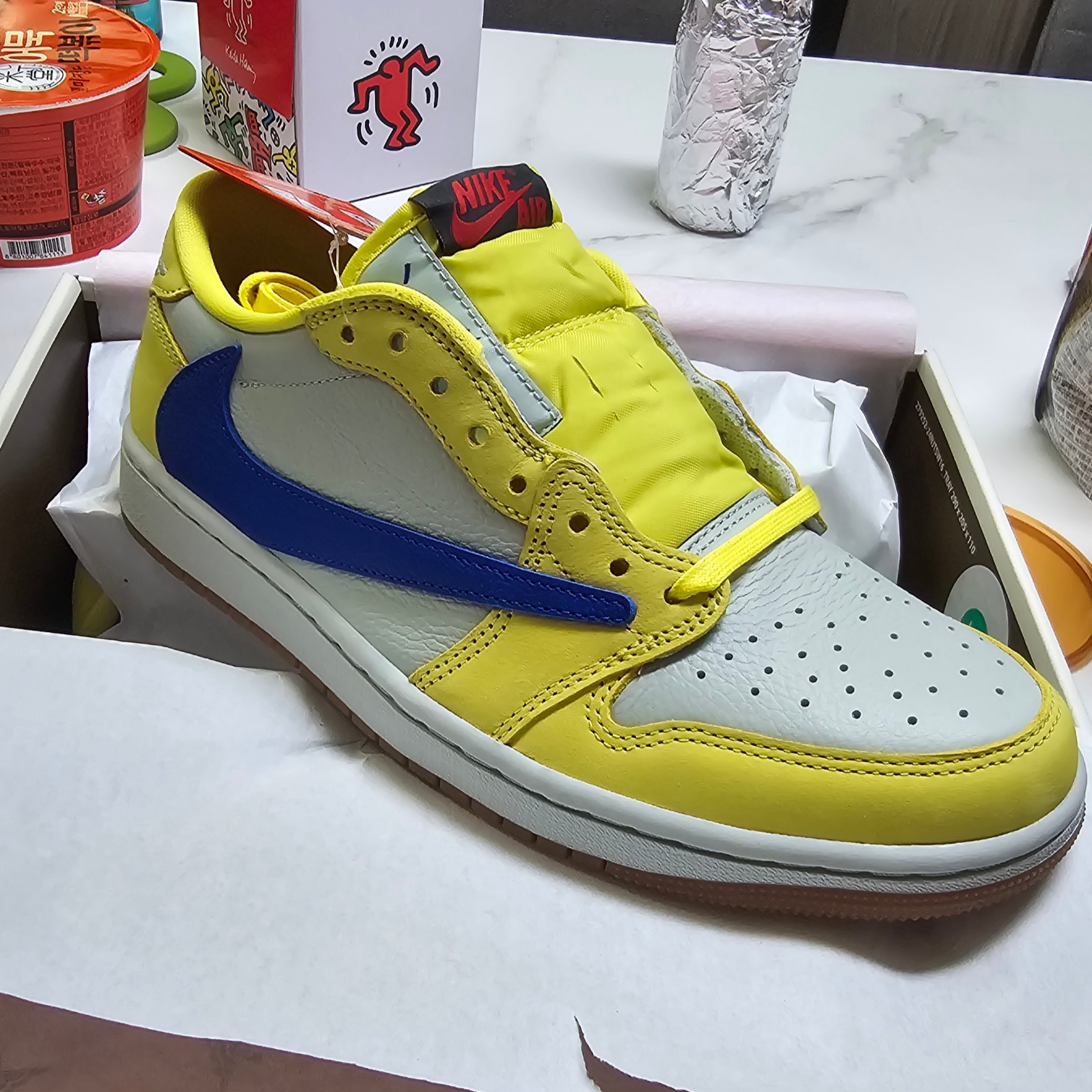 (W) Jordan 1 x Travis Scott Retro Low OG SP Canary 착용 스타일 - 1