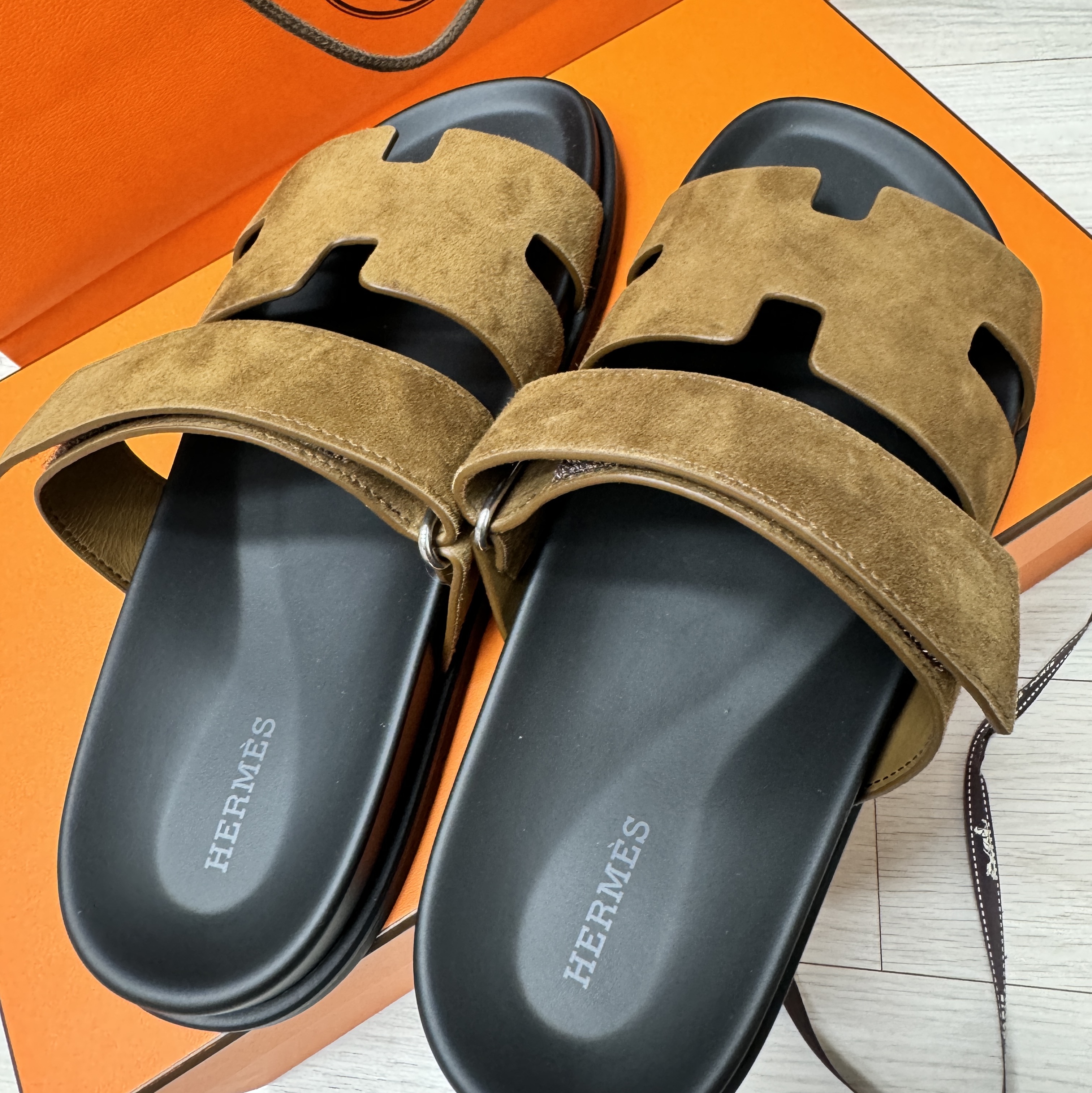 Hermes Chypre Sandal Suede Goatskin & Brun Fume 착용 스타일 - 1