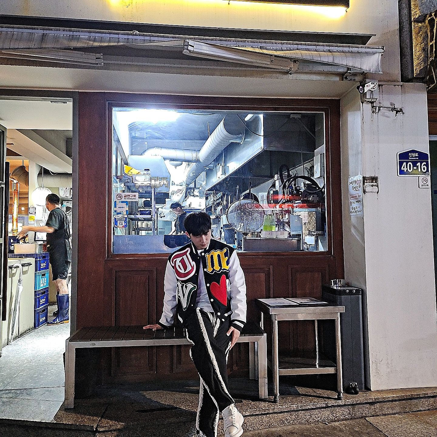 The Museum Visitor Love Varsity Jacket Black - 21FW 착용 스타일
