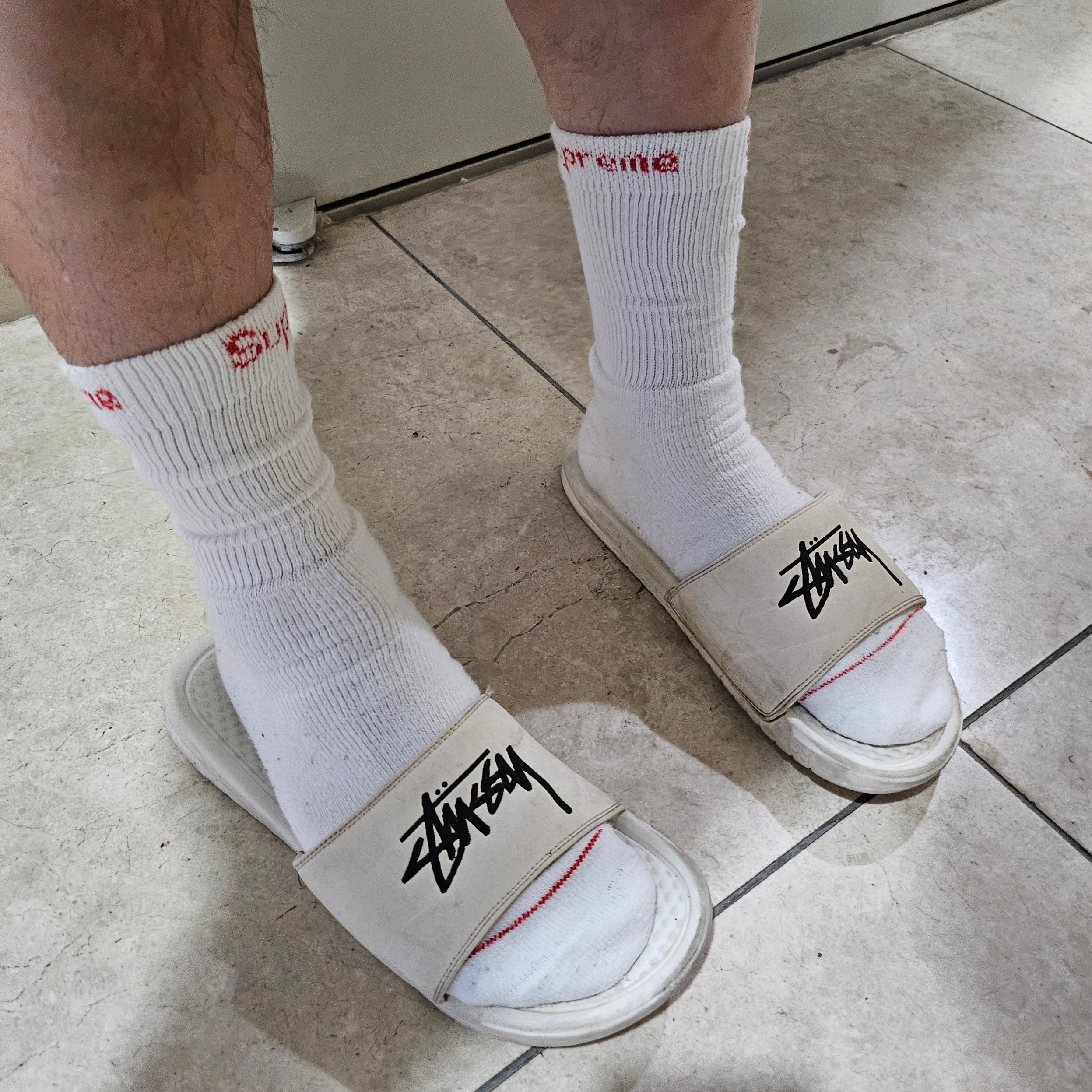 Stussy Basic Strapback Cap Khaki, Supreme Hanes Crew Socks White (4 Pack) 착용 스타일 - 2