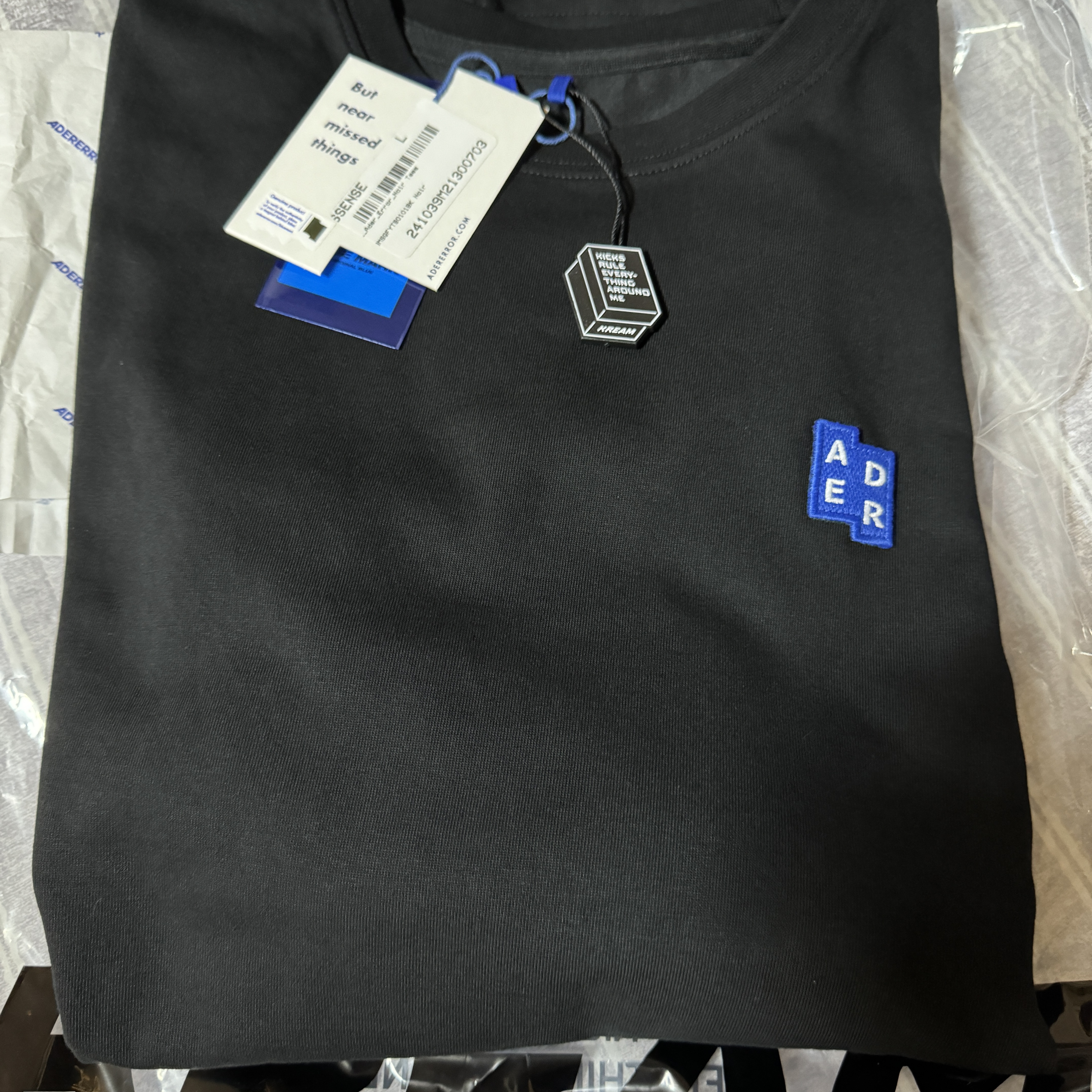 Ader Error Sig; TRS/BL Tag T-Shirt 01 Black 착용 스타일