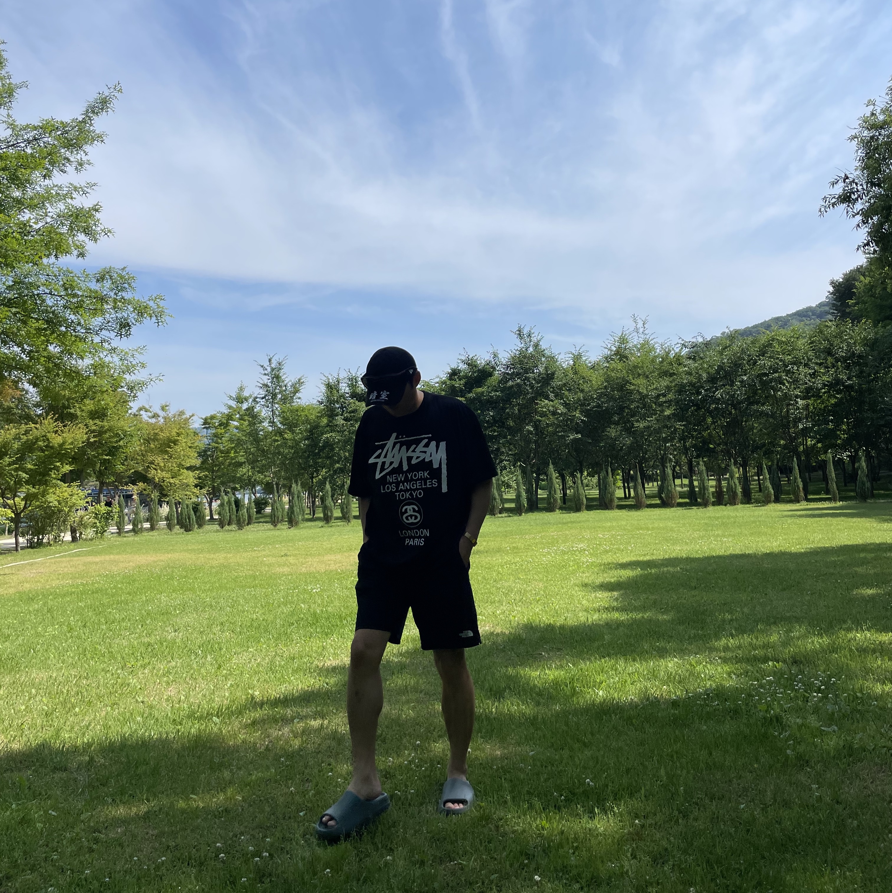Stussy World Tour T-Shirt Black, Darkr8m Studio x New Era Unstructured Ball Cap Black 착용 스타일