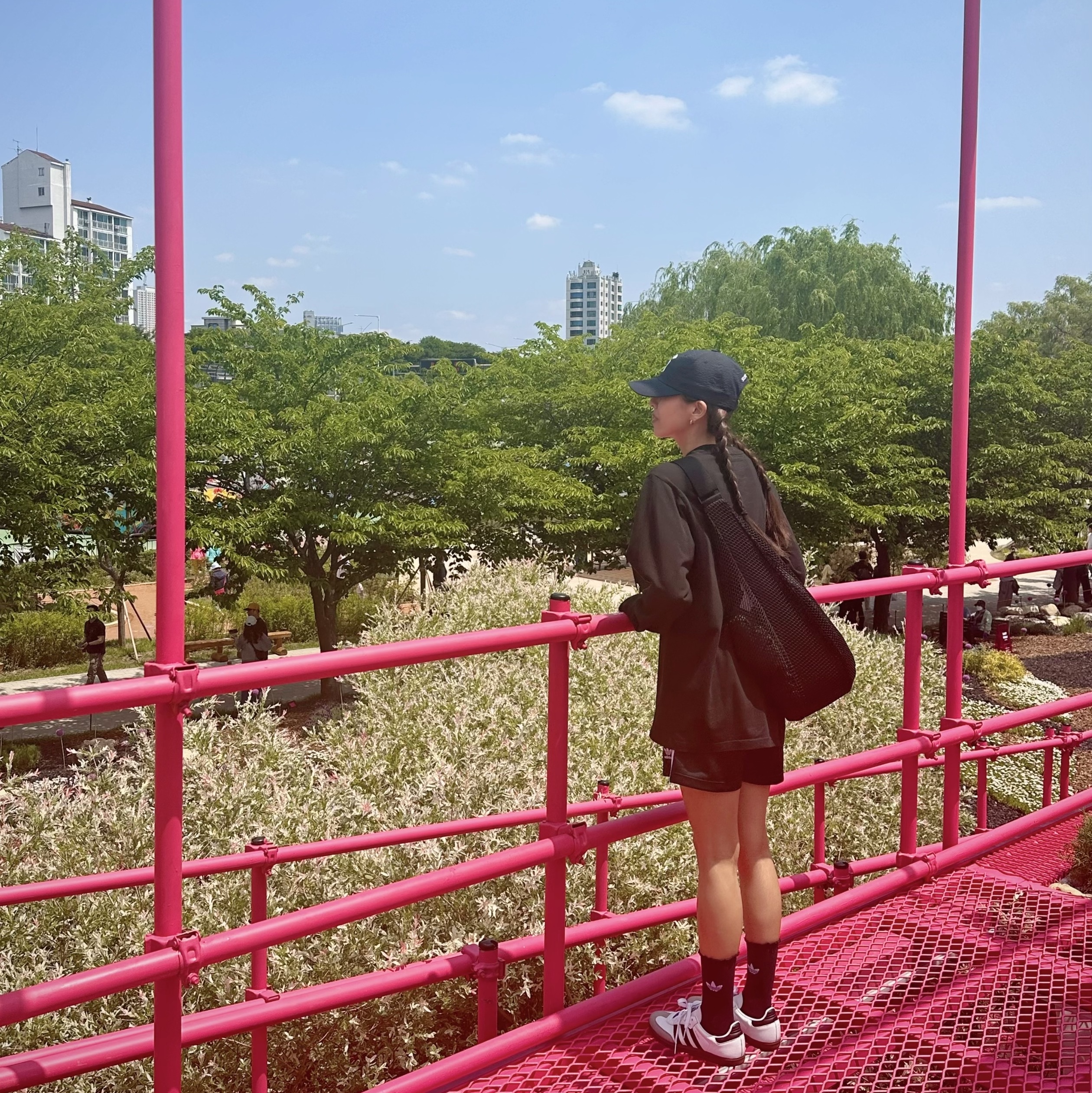 Supreme Seersucker S Logo 6-Panel Black - 24SS, Supreme Small Box LS T-Shirt Black - 24SS 착용 스타일 - 1