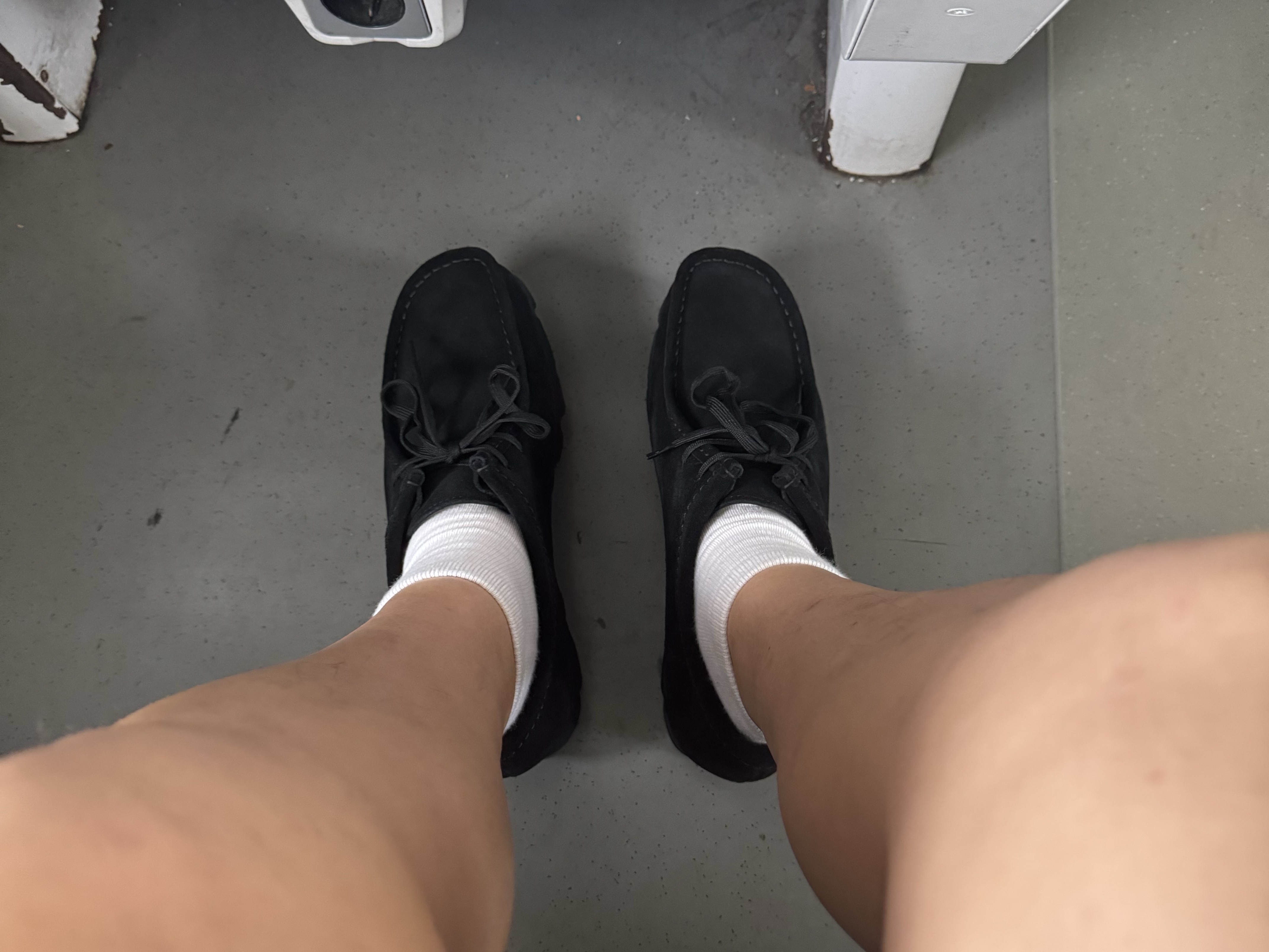 Clarks Wallabee Gore-Tex Black Suede 착용 스타일