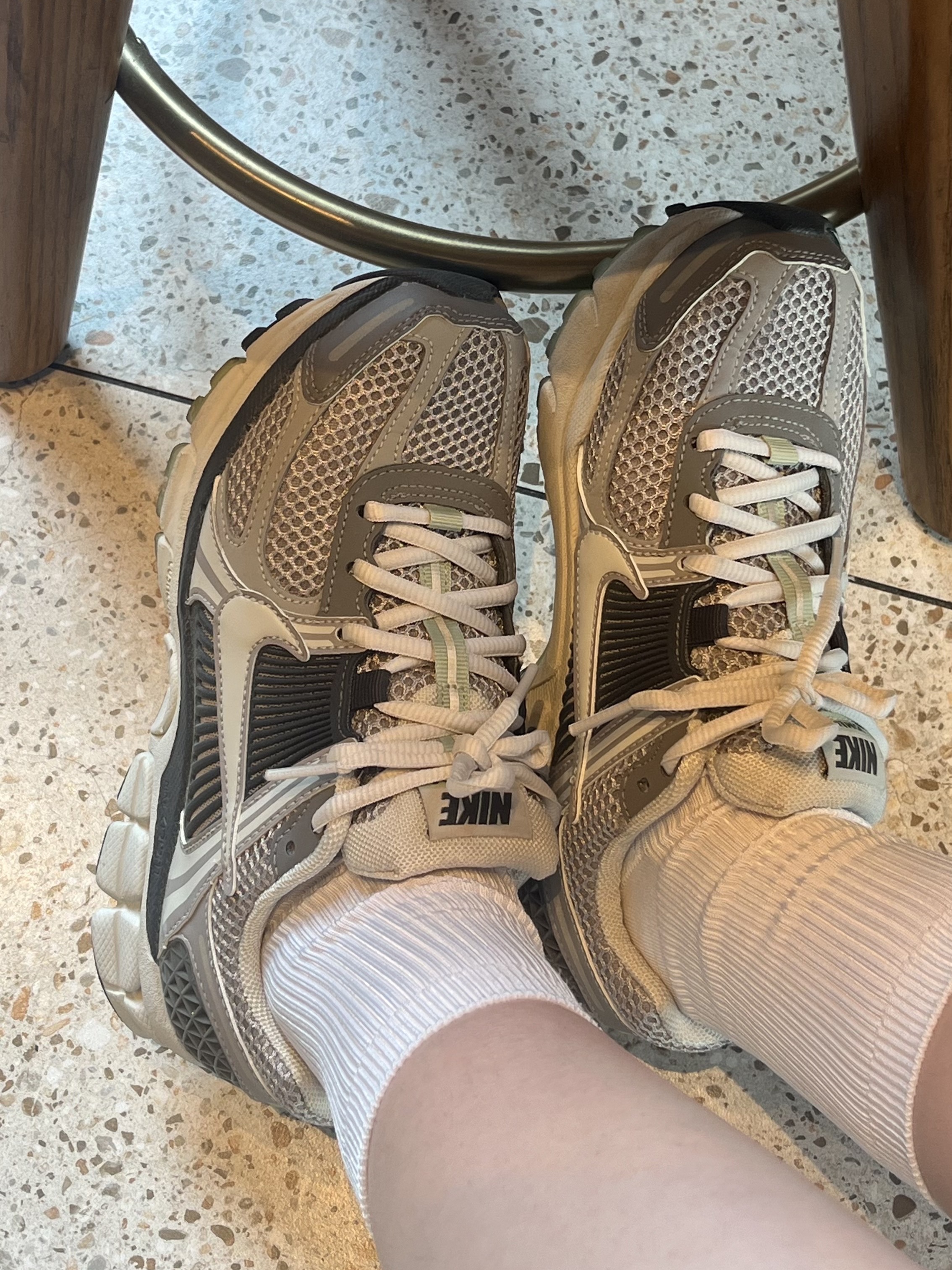 (W) Nike Zoom Vomero 5 Cobblestone and Flat Pewter 착용 스타일 - 1