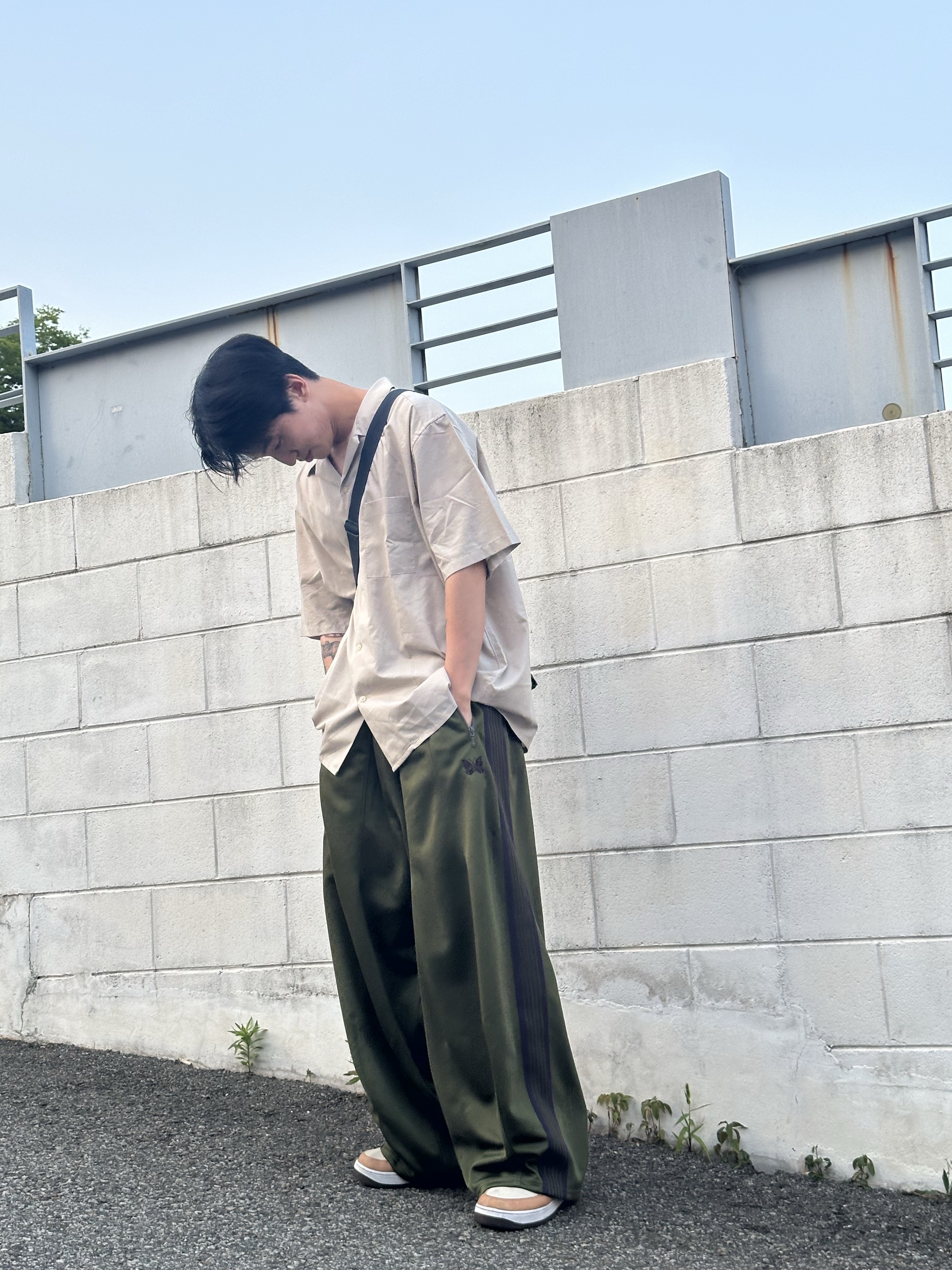 Nike Air Force 1 Low QS Acorn 2021, Needles H.D. Track Pants Poly Smooth Olive 착용 스타일 - 1