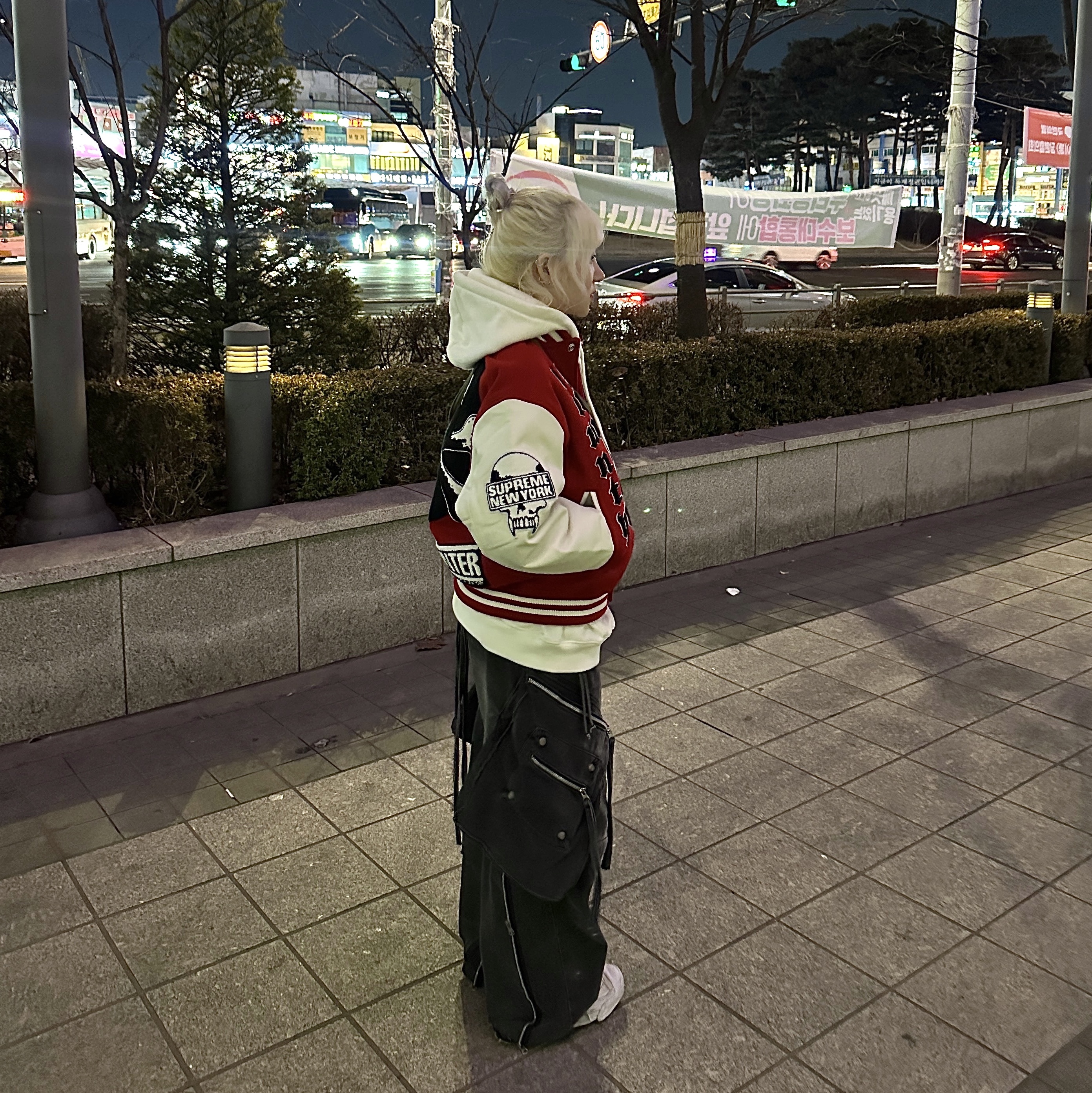 Supreme x Bounty Hunter Varsity Jacket Red - 23FW, Maison Mihara Yasuhiro Hank OG Sole Canvas Low-top Sneakers White 착용 스타일 - 2