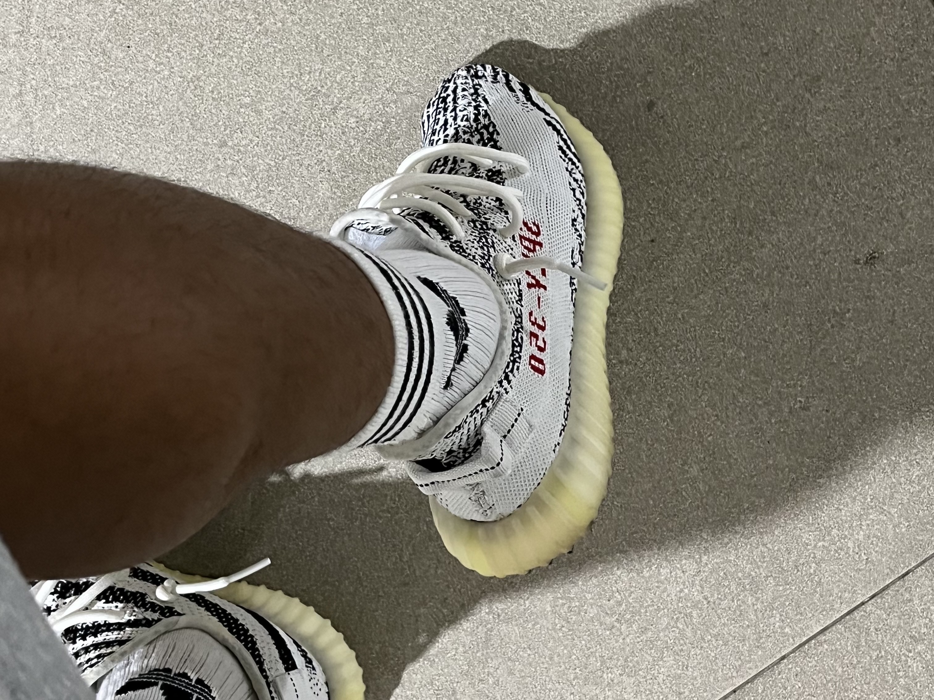 Adidas Yeezy Boost 350 V2 Zebra 2022/2023 착용 스타일 - 2