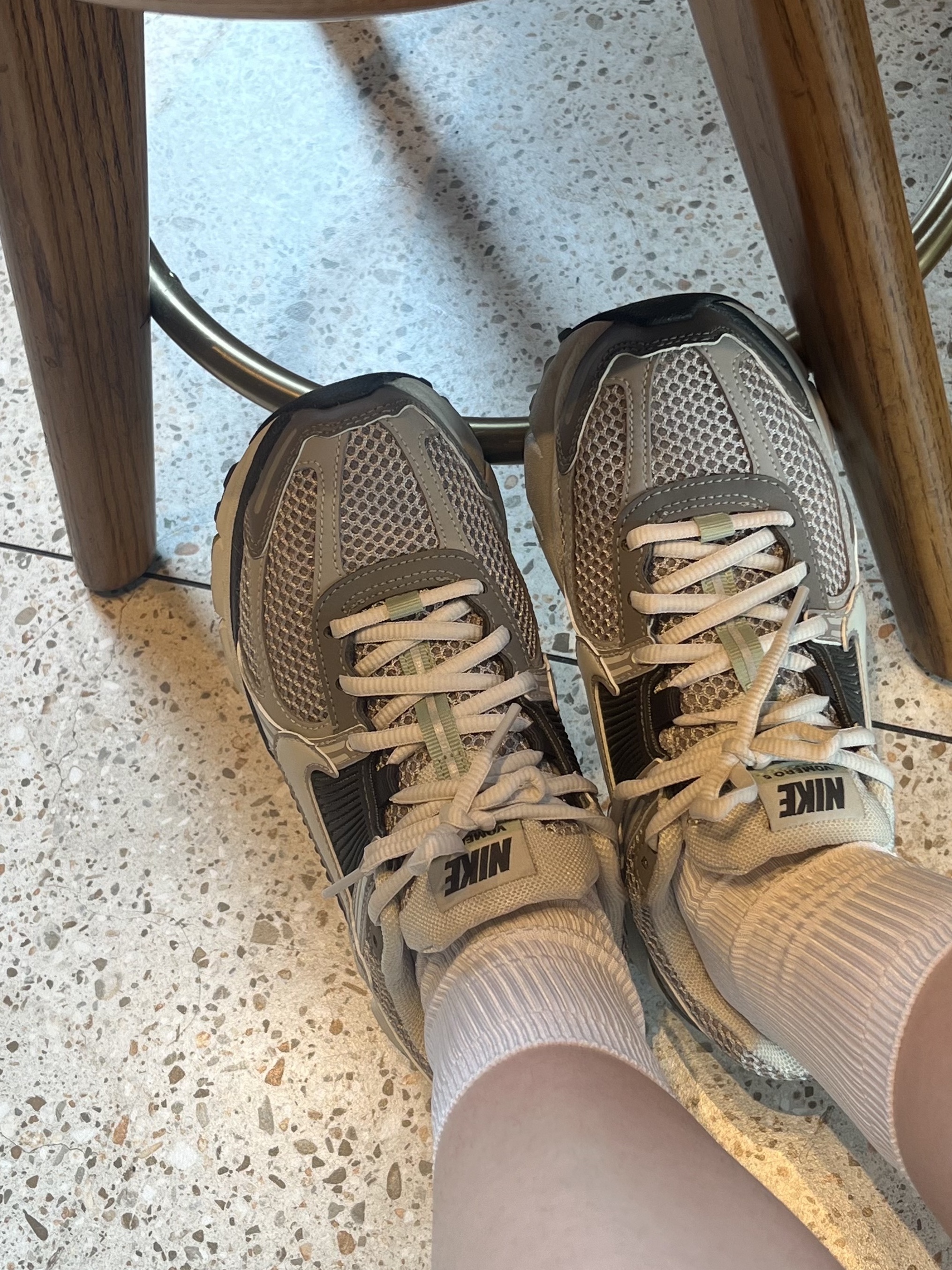 (W) Nike Zoom Vomero 5 Cobblestone and Flat Pewter 착용 스타일 - 2
