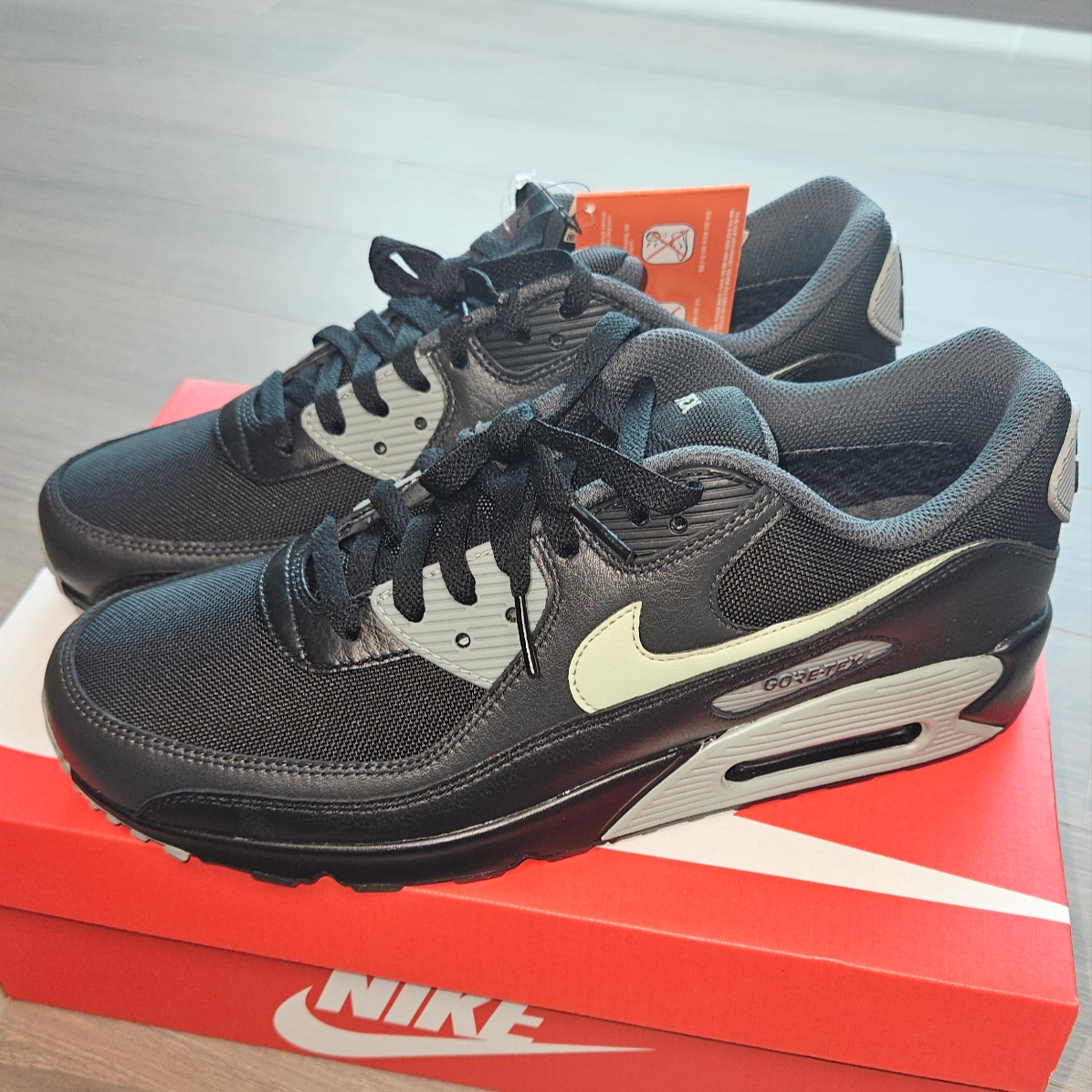 Nike Air Max 90 Gore-Tex Black Honeydew 착용 스타일 - 1