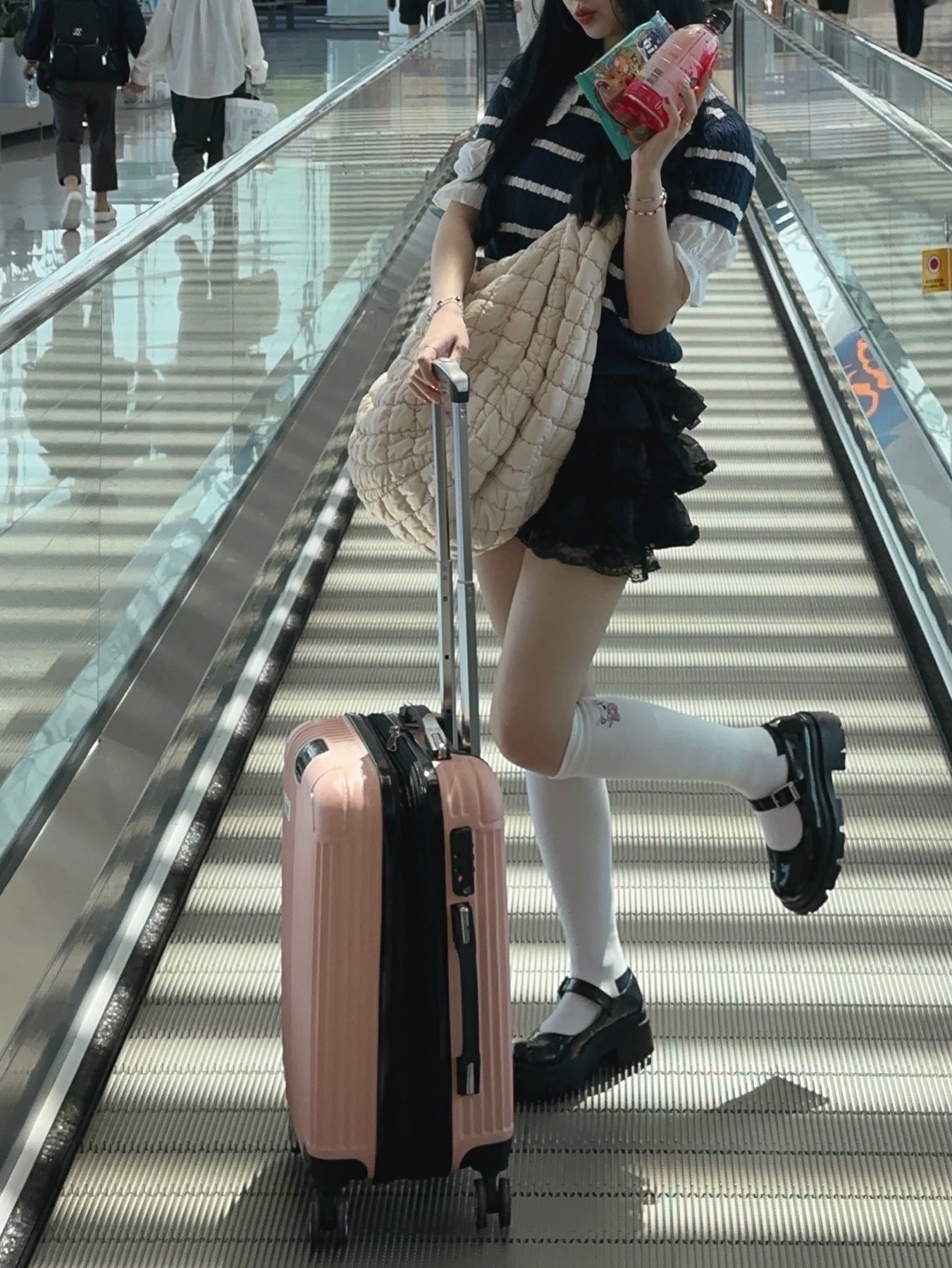 COS Quilted Oversized Shoulder Bag Beige 착용 스타일 - 2