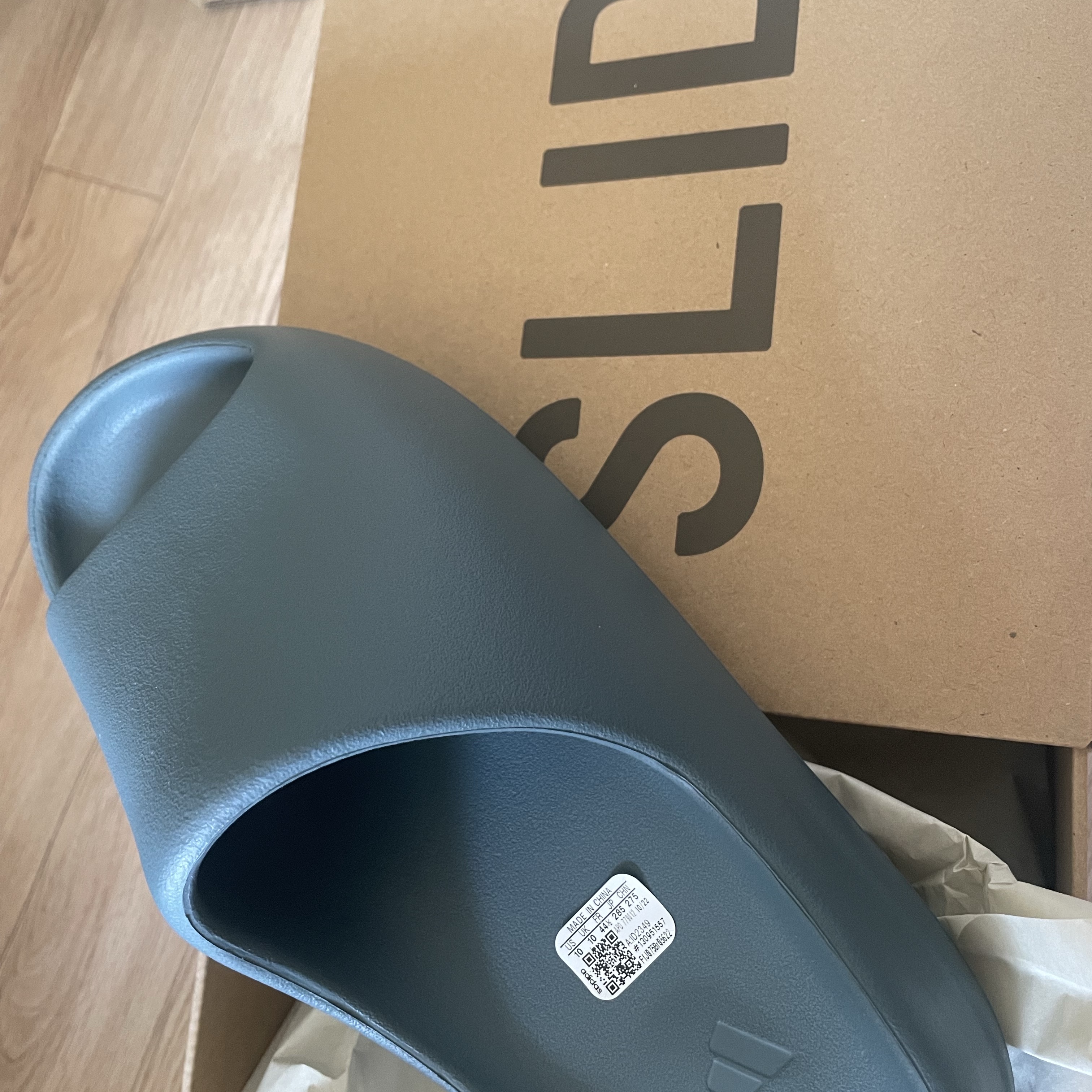 Adidas Yeezy Slide Slate Marine 착용 스타일