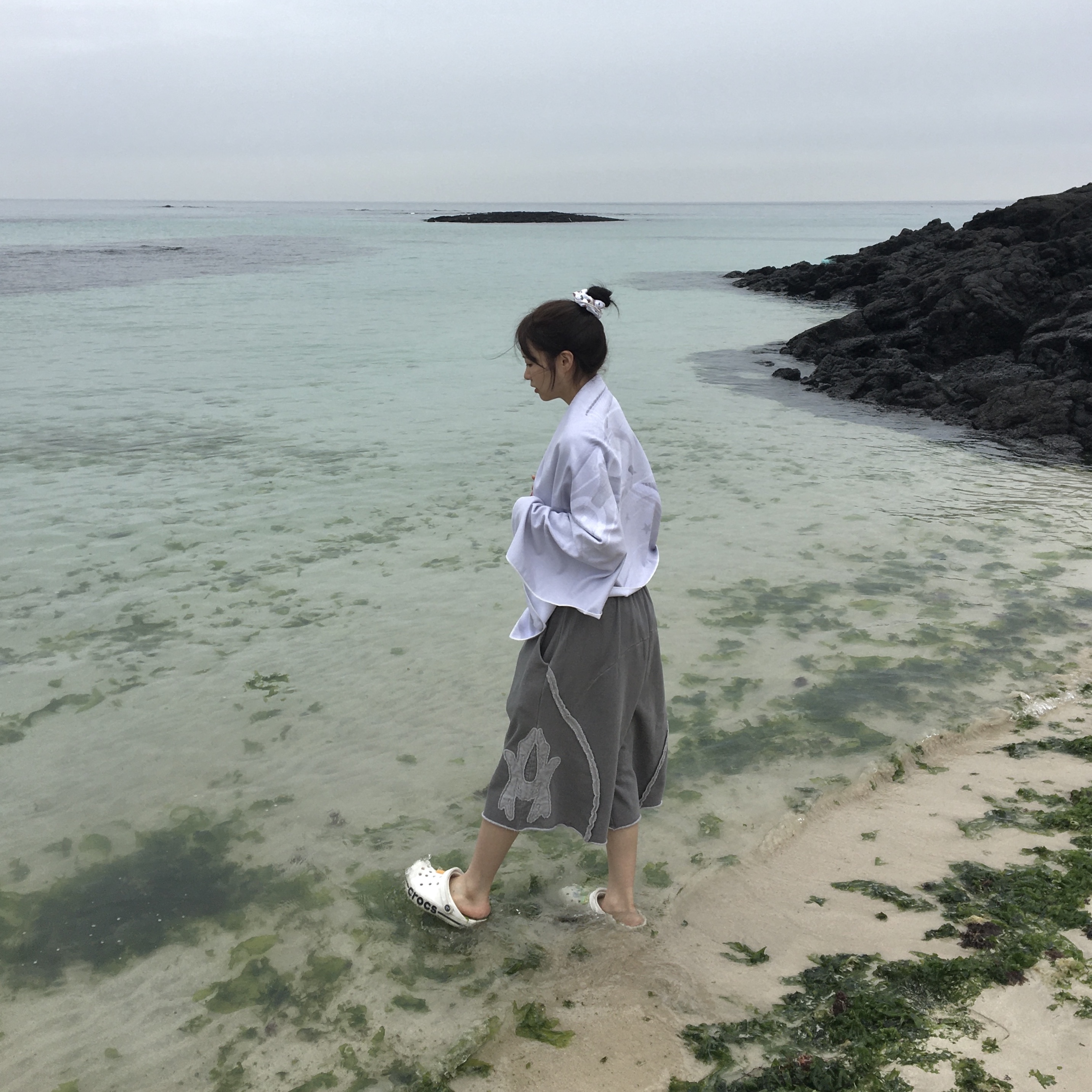 Crocs Bayaband Clog White Navy 착용 스타일 - 1