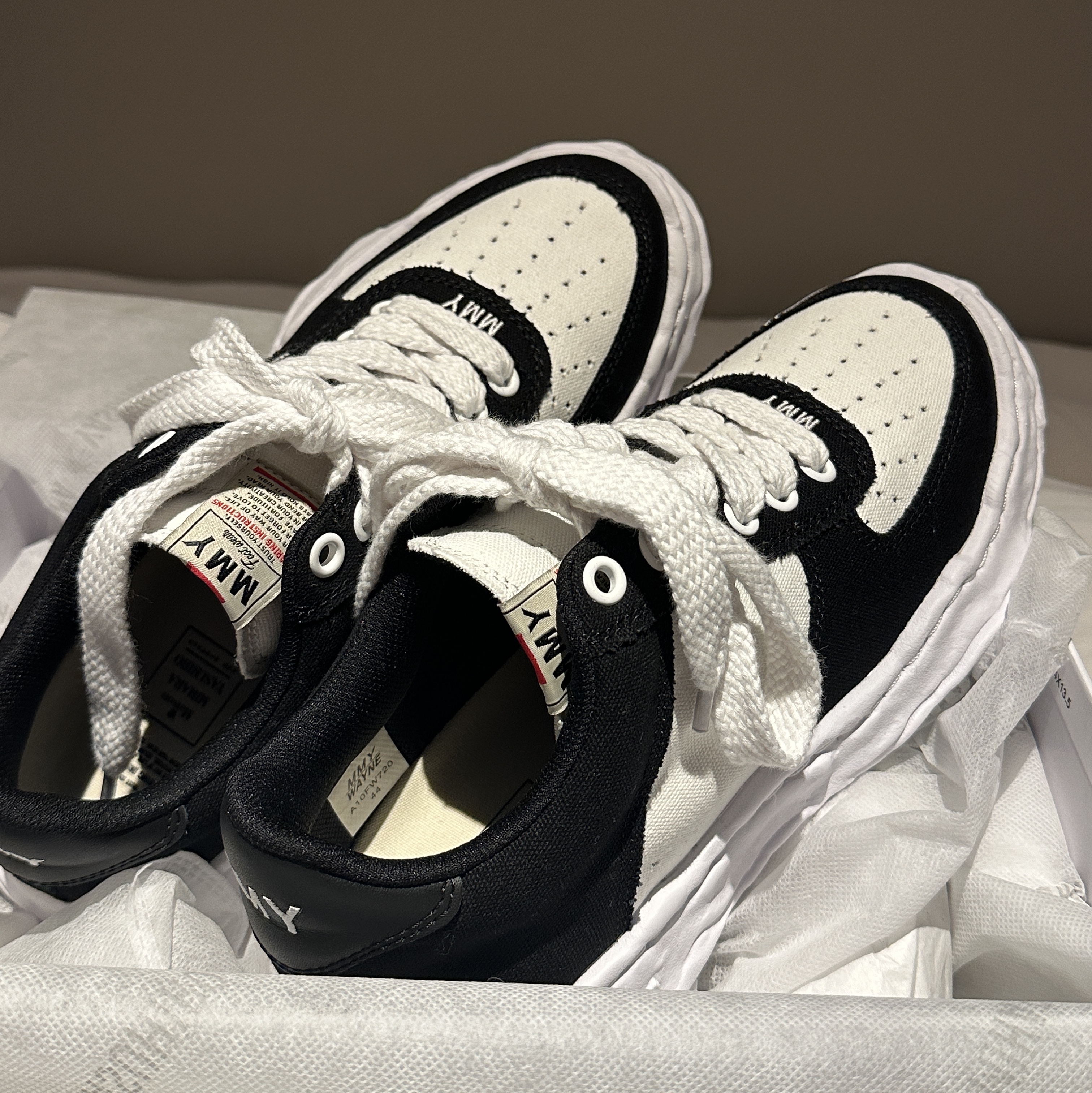 Maison Mihara Yasuhiro Wayne OG Sole Canvas Low-top Sneakers Black White 착용 스타일