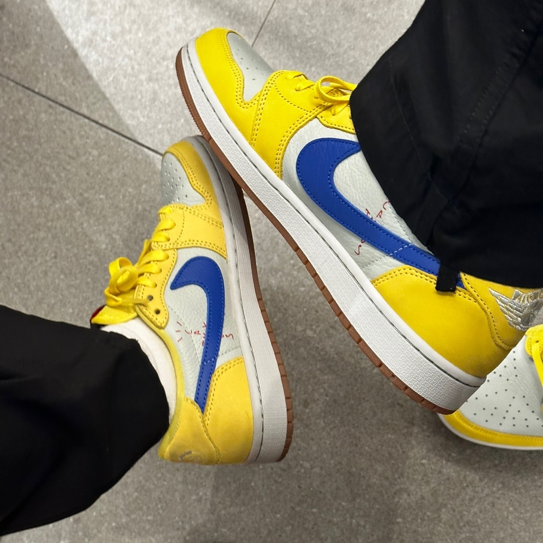 (W) Jordan 1 x Travis Scott Retro Low OG SP Canary 착용 스타일 - 2
