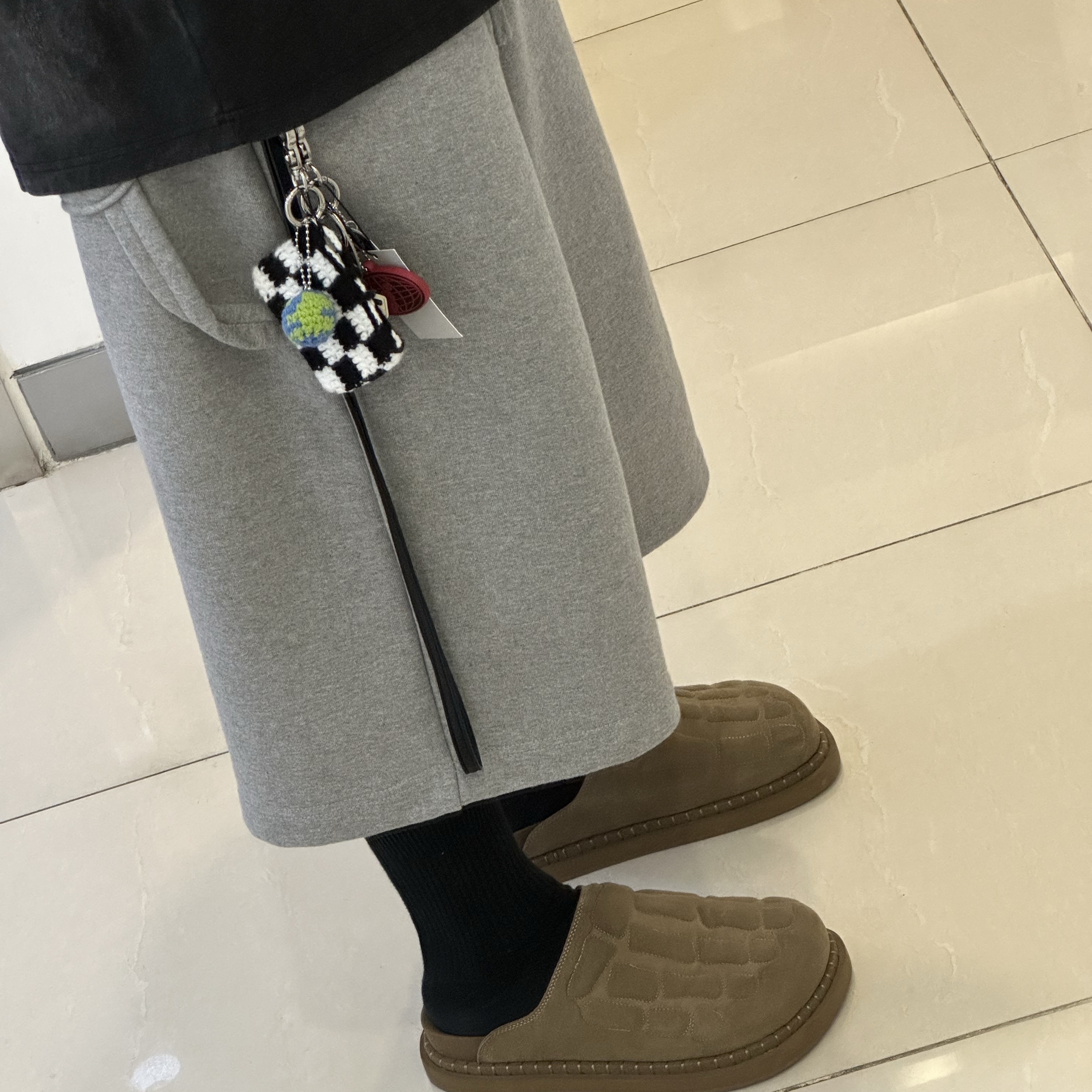 Kinchi x Yiyae Bone Mule Camel, MJD Wide Carpenter Bermuda Shorts Melange Grey 착용 스타일 - 2