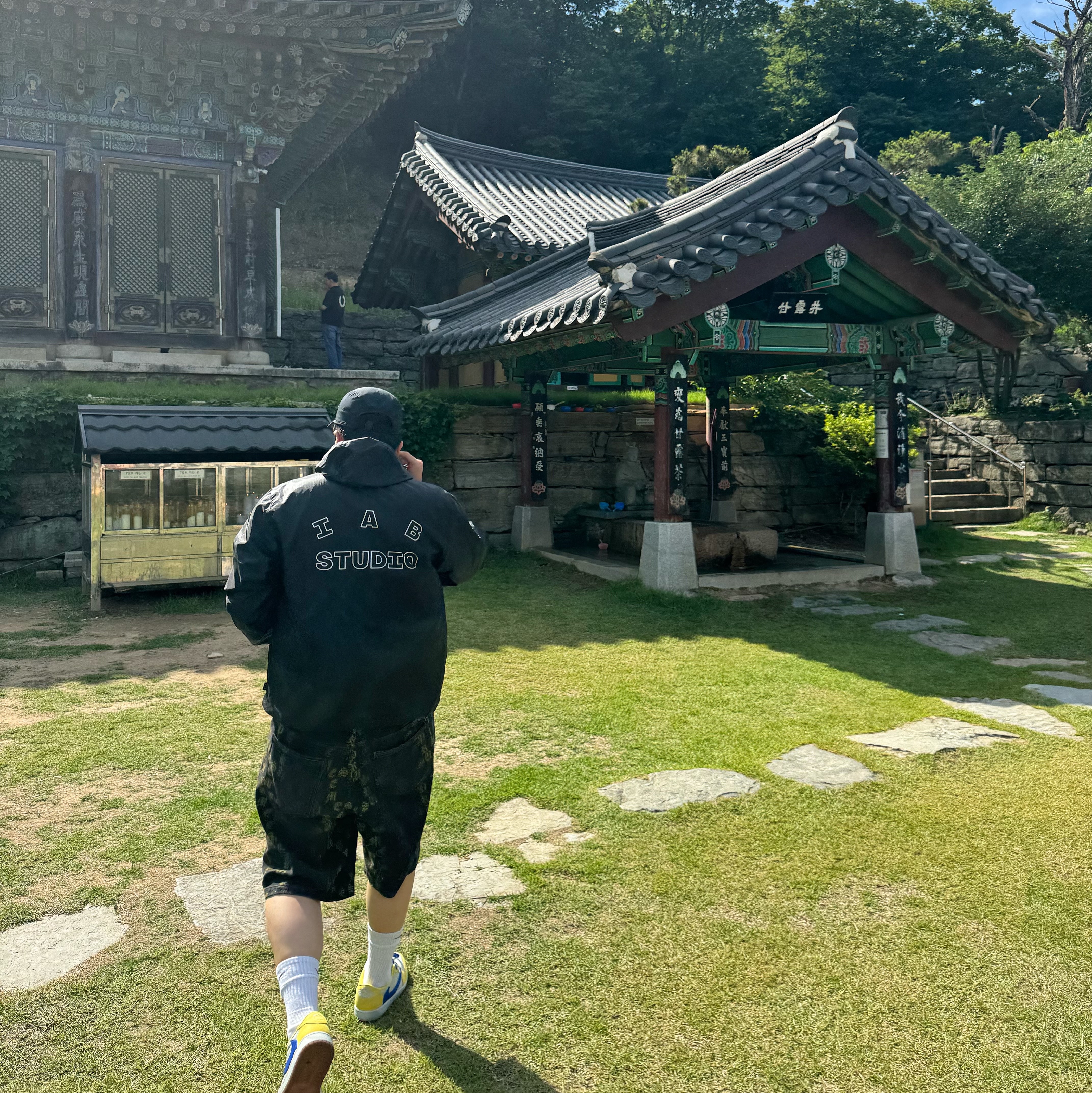 Supreme Gradient Jacquard Denim Shorts Black - 22SS, IAB Studio Ripstop Wind Jacket Black 착용 스타일