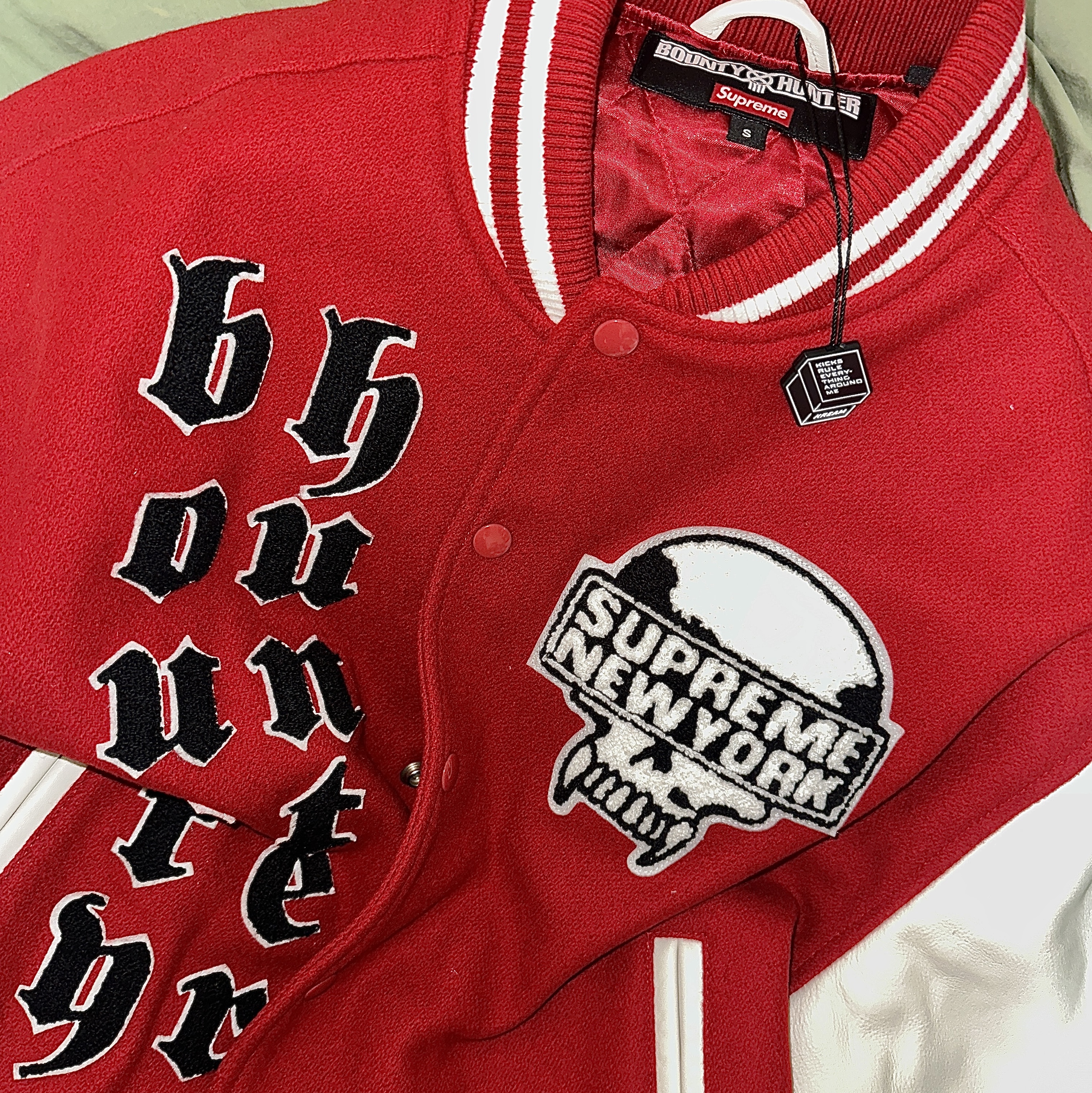 Supreme x Bounty Hunter Varsity Jacket Red - 23FW, Maison Mihara Yasuhiro Hank OG Sole Canvas Low-top Sneakers White 착용 스타일 - 3