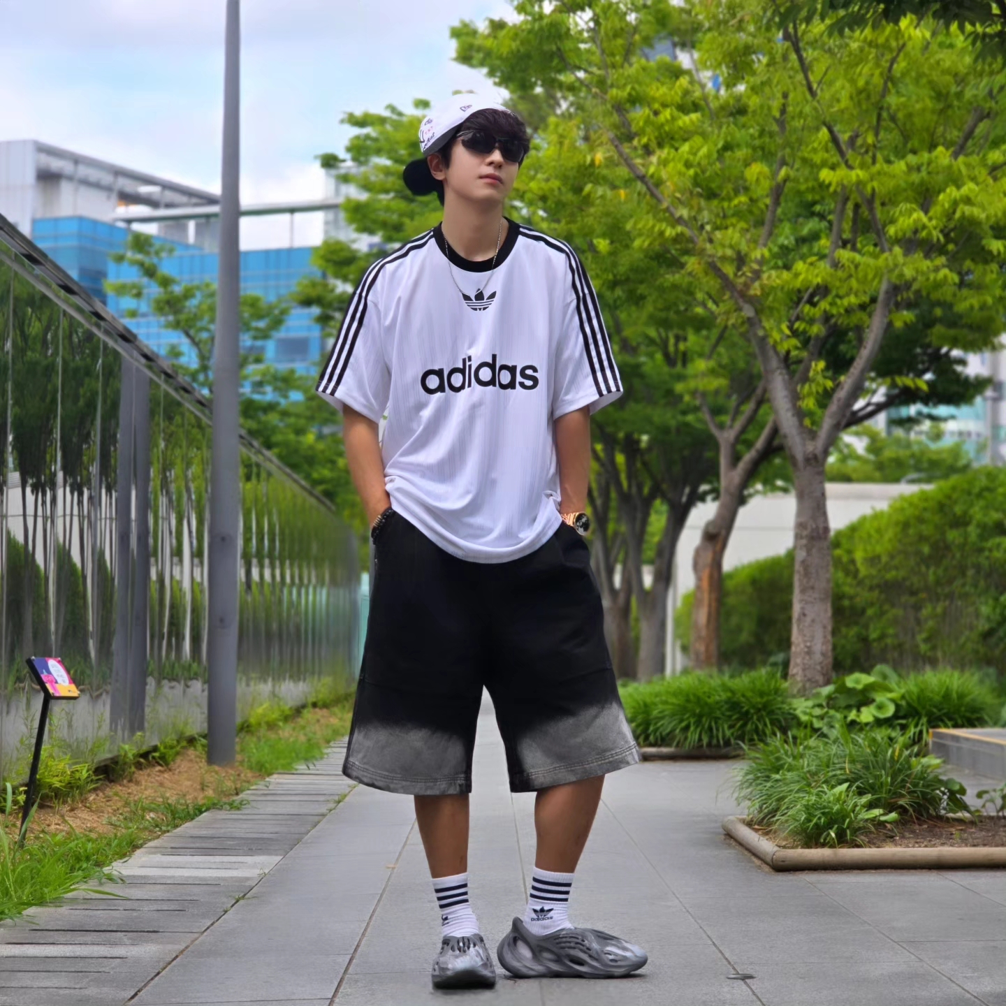 thisisneverthat x New Era x MLB New York Yankees Unstructured Ball Cap White Black, Adidas Adicolor T-Shirt White Black - KR Sizing 착용 스타일 - 7