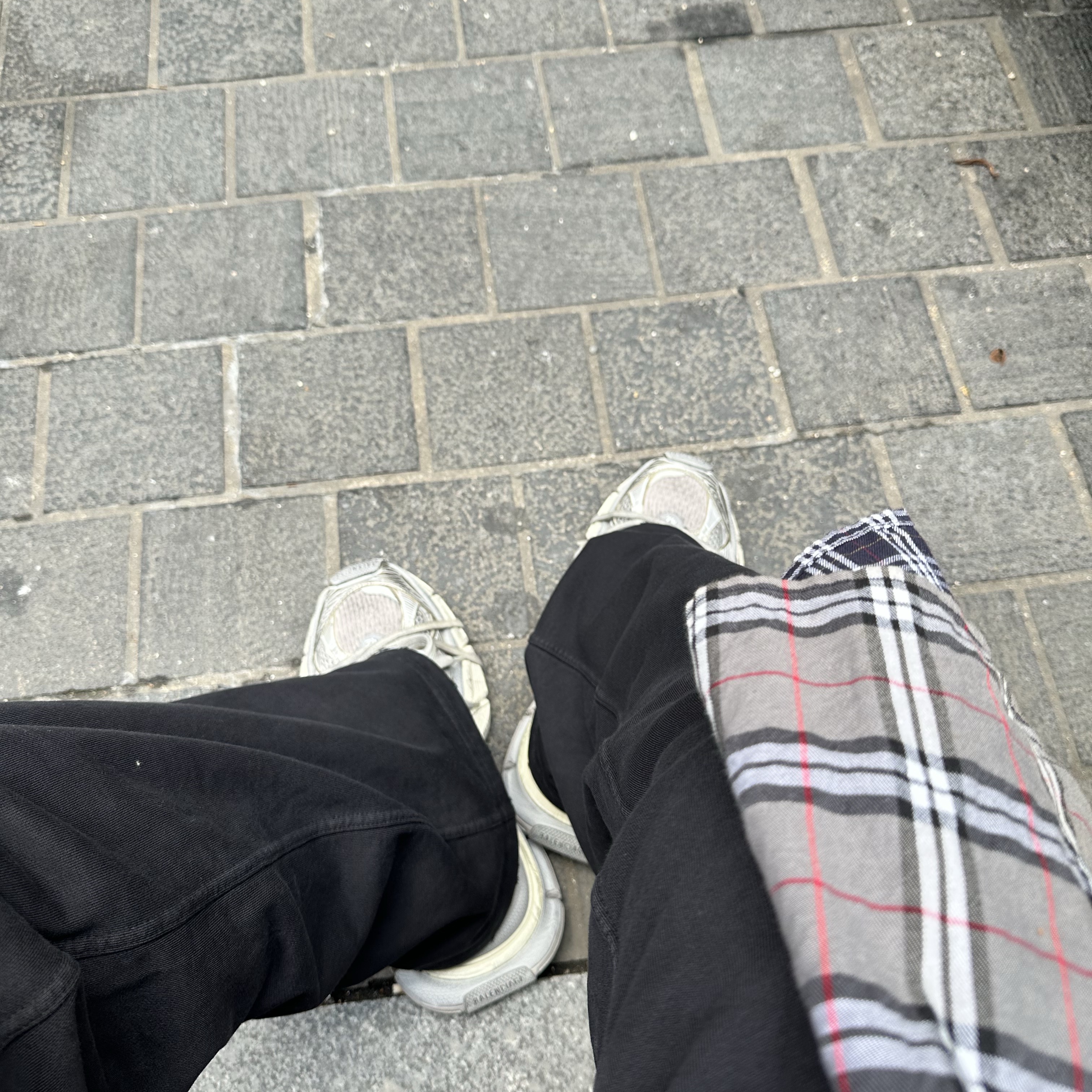 Balenciaga 3XL Sneakers Light Beige, Project G/R 5Pocket Dirty Effect Sweatpants Faded Black 착용 스타일 - 1