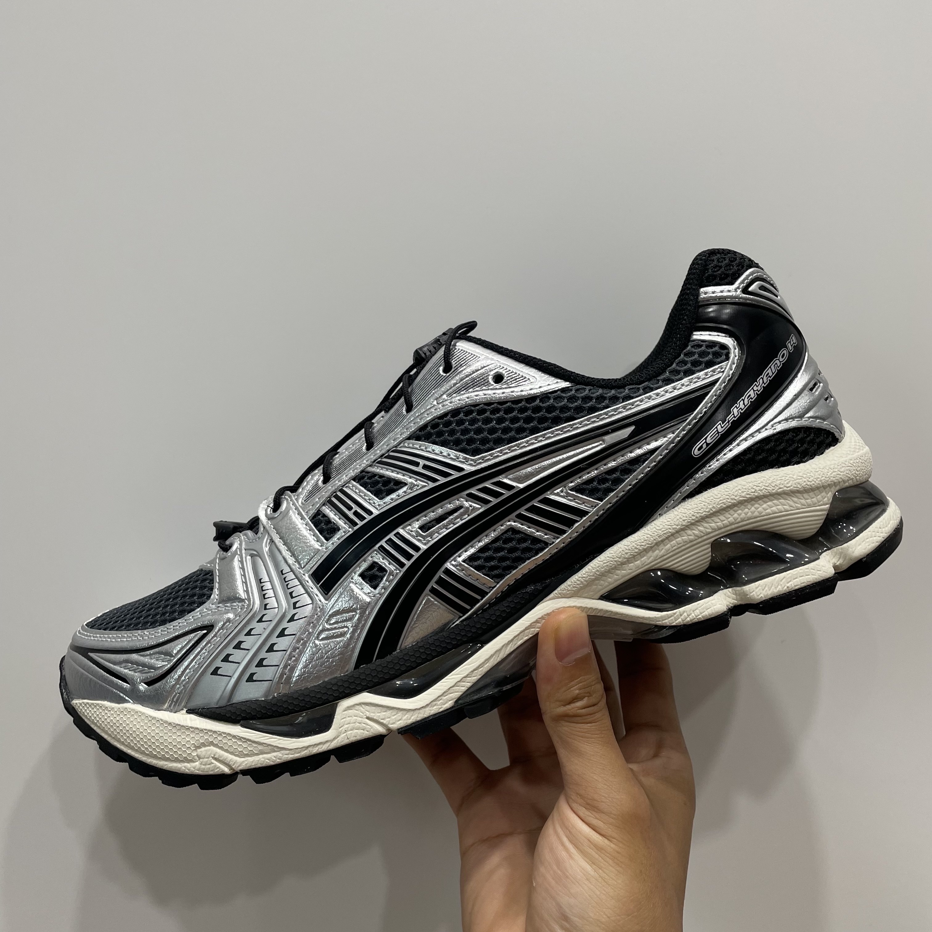Asics Unlimited Gel-Kayano 14 Carrier Grey Black 착용 스타일