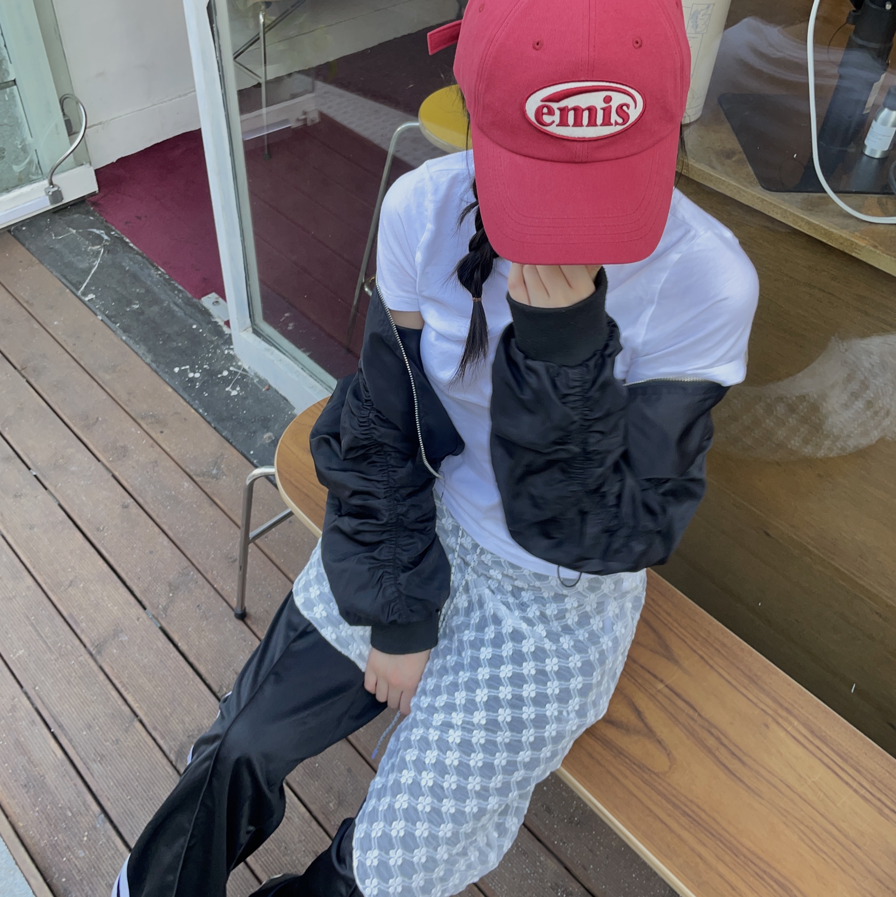 Emis Tone On Tone Wappen Ball Cap Red 착용 스타일 - 3