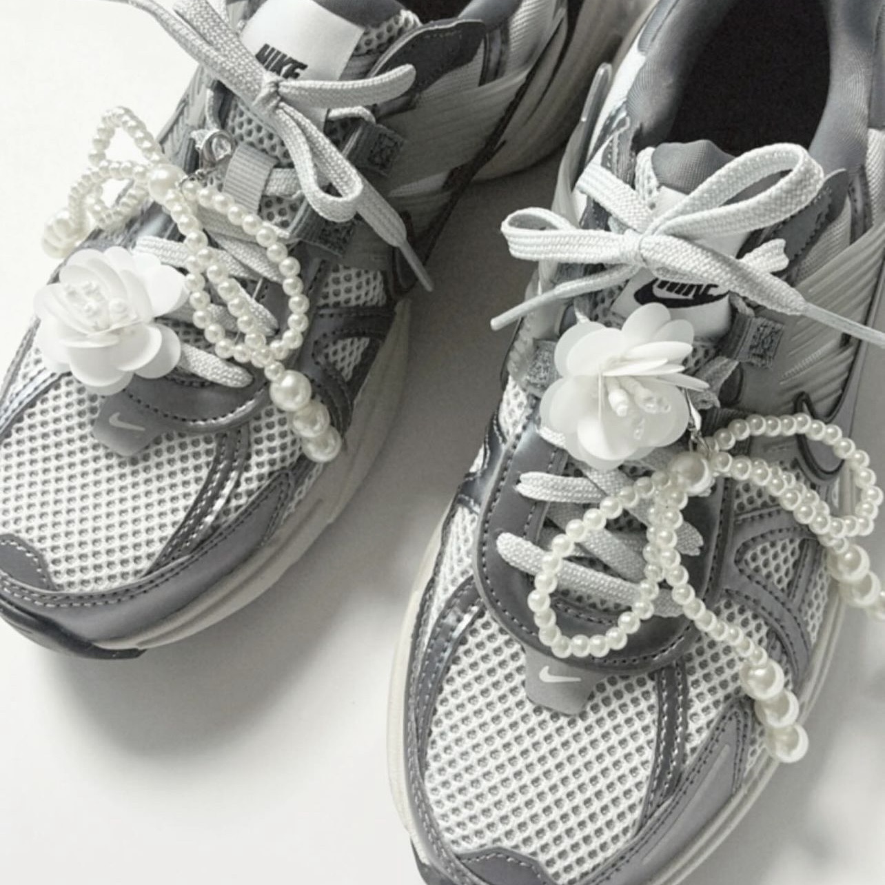 Nike V2K Run Pure Platinum Wolf Grey 착용 스타일 - 2