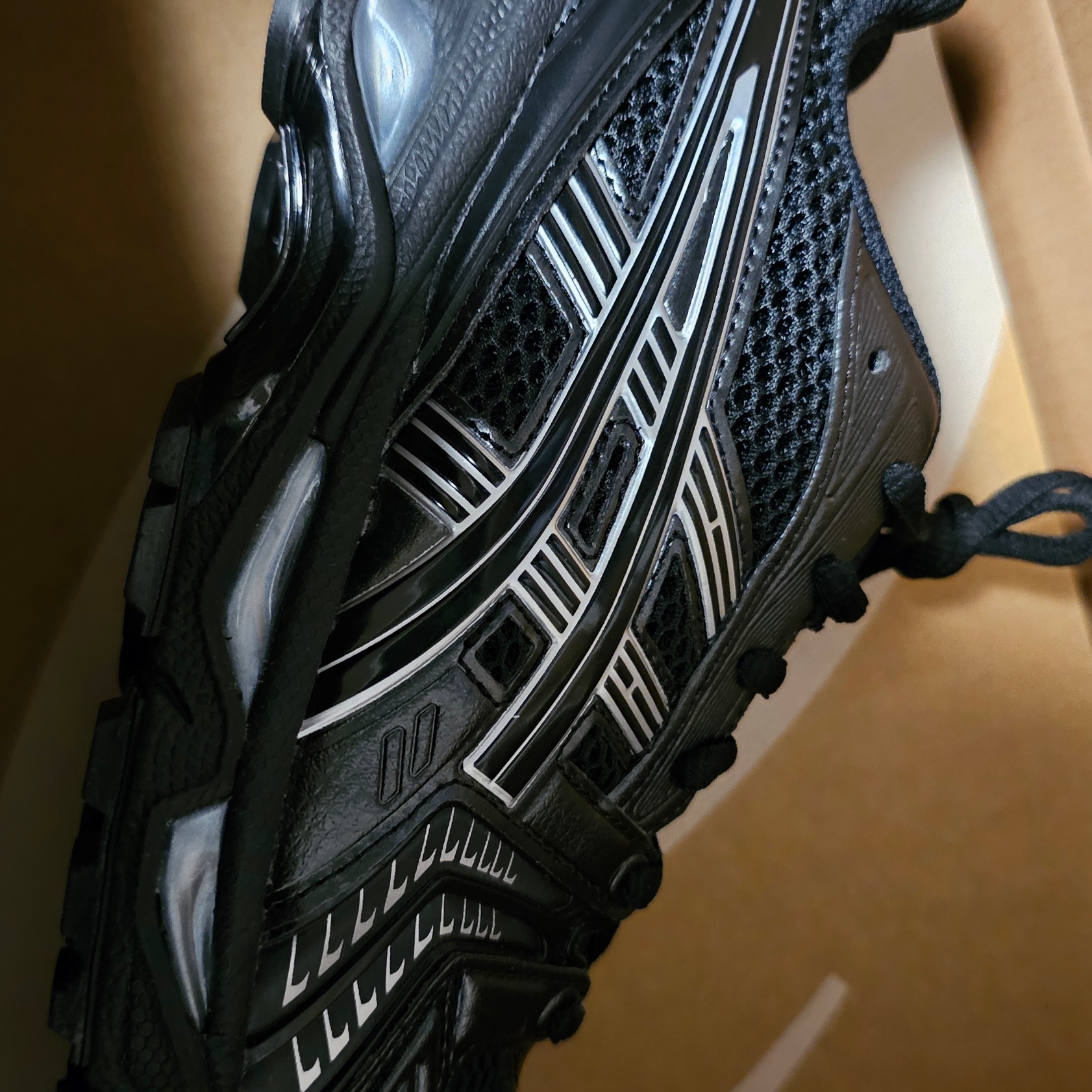 Asics Gel-Kayano 14 Black Pure Silver 착용 스타일