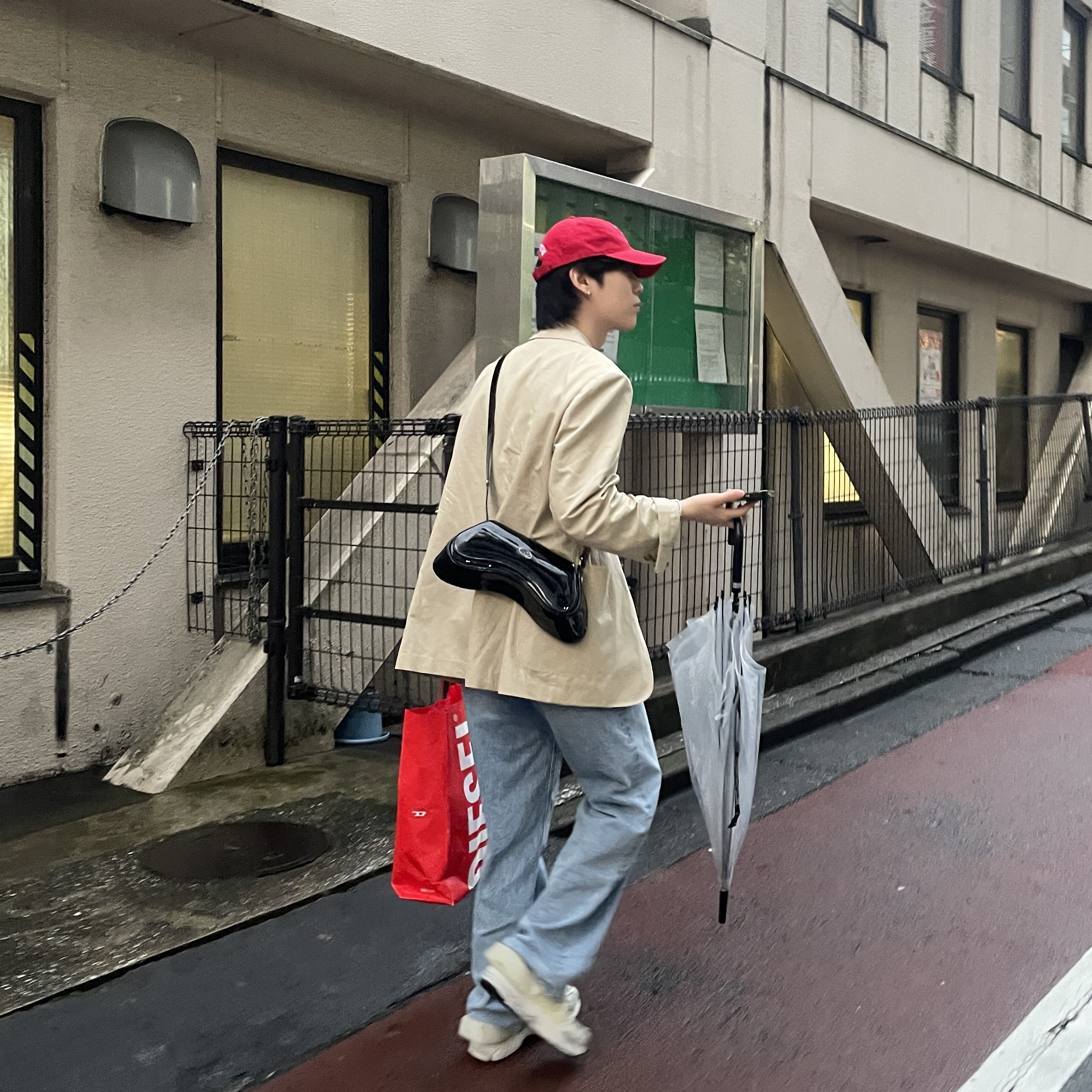 Diesel Play Crossbody Bag With Bleeding Logo Print Black Green, Nike x A-Cold-Wall Zoom Vomero 5 Sail 착용 스타일 - 3