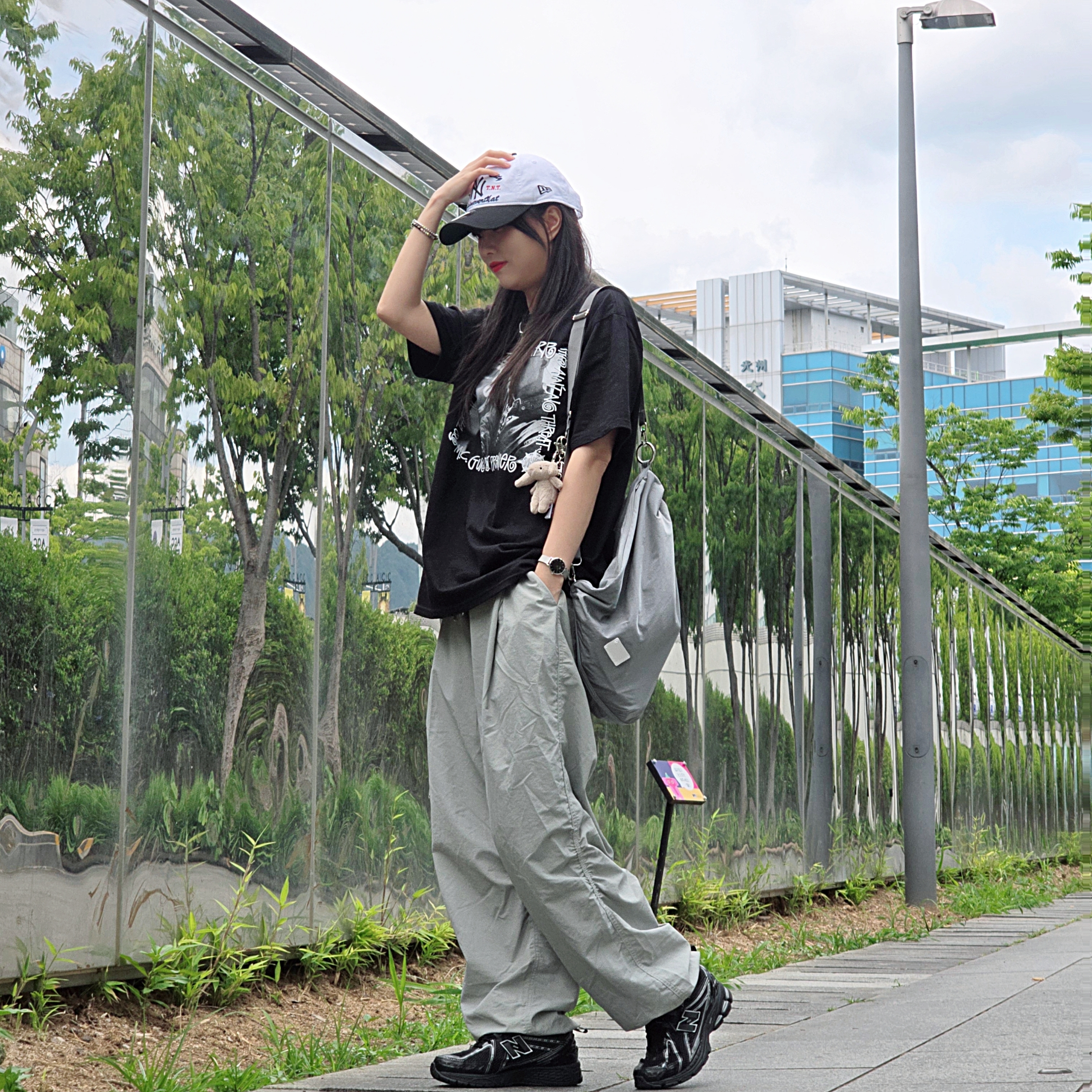 Stussy x Gang Starr Take It Personal T-Shirt Black, Thisisneverthat x New Era x MLB New York Yankees Unstructured Ball Cap White Black 착용 스타일 - 1