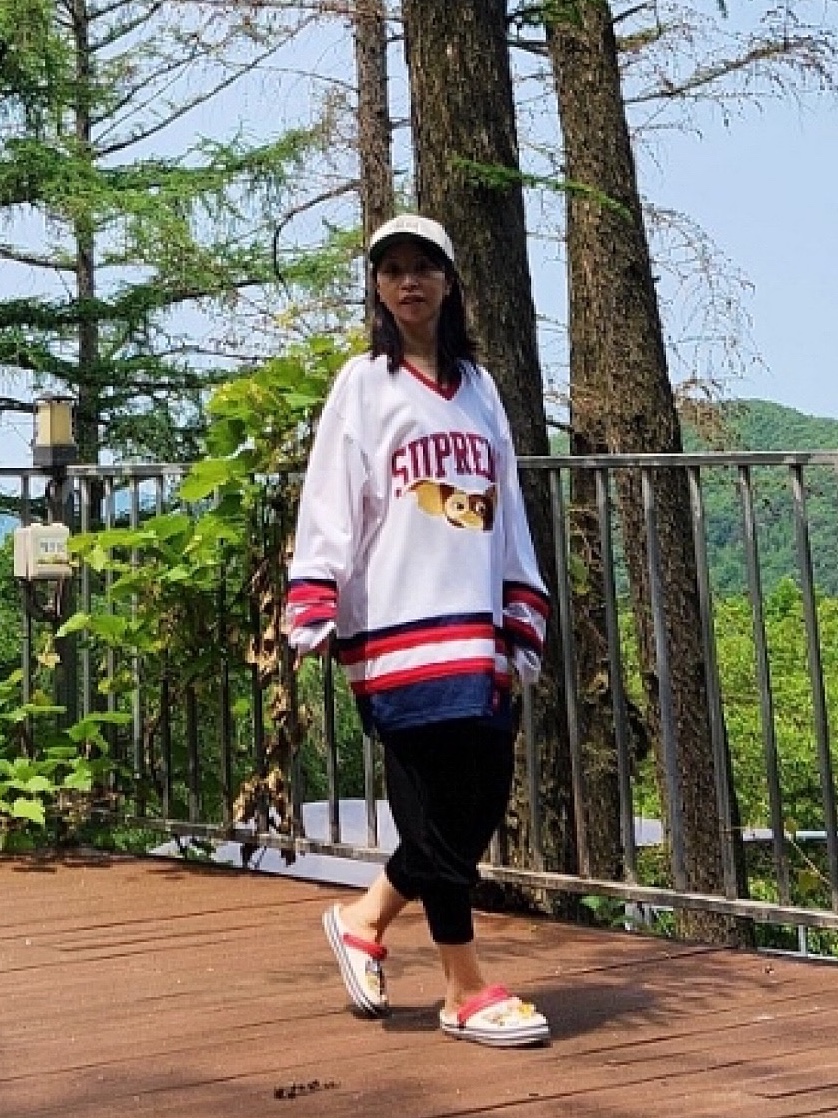 Supreme Gremlins Hockey Jersey White - 22FW 착용 스타일