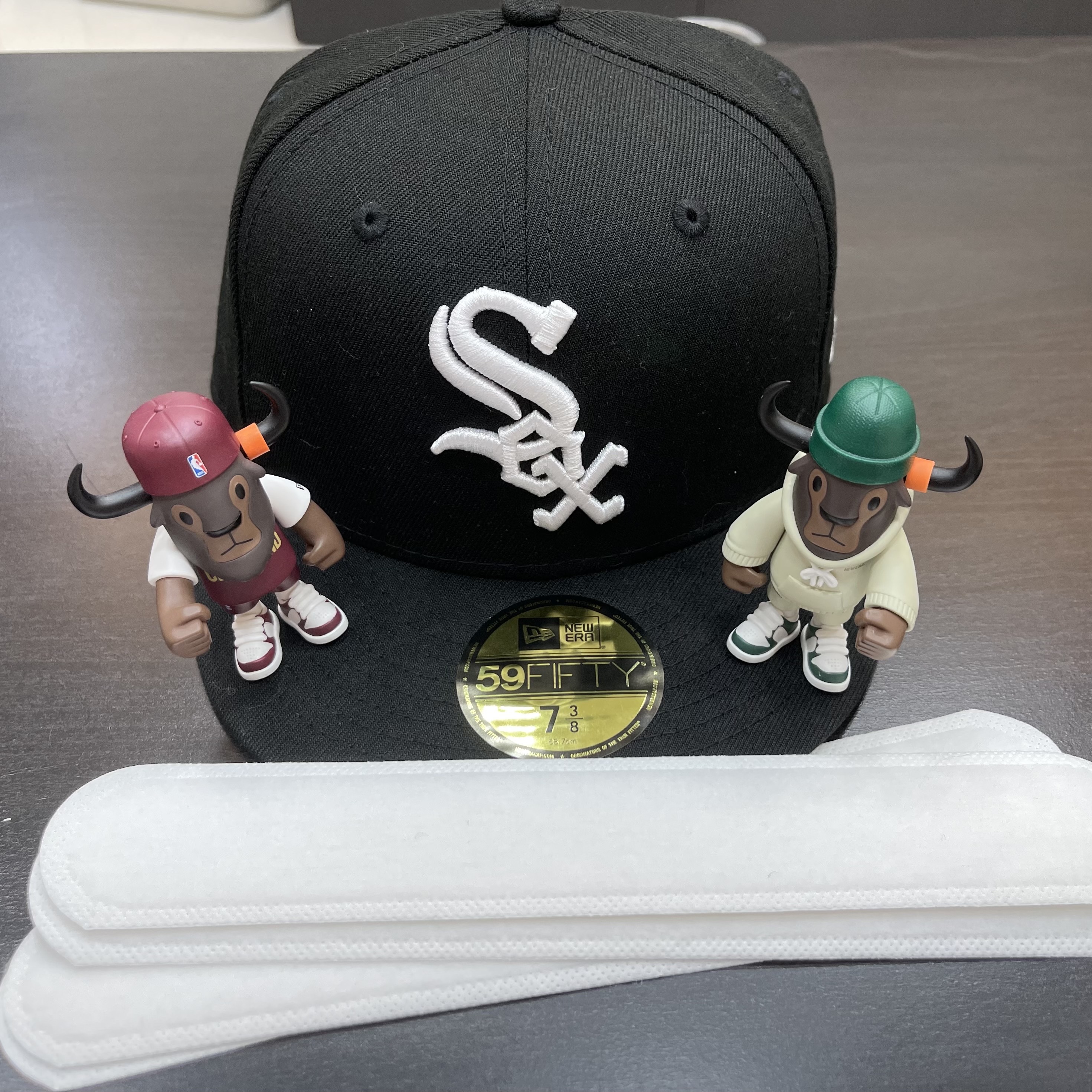 Darkr8m Studio x New Era FFALO Figure Black, Off-White x New Era Chicago White Sox Fitted Cap Black White 착용 스타일 - 1