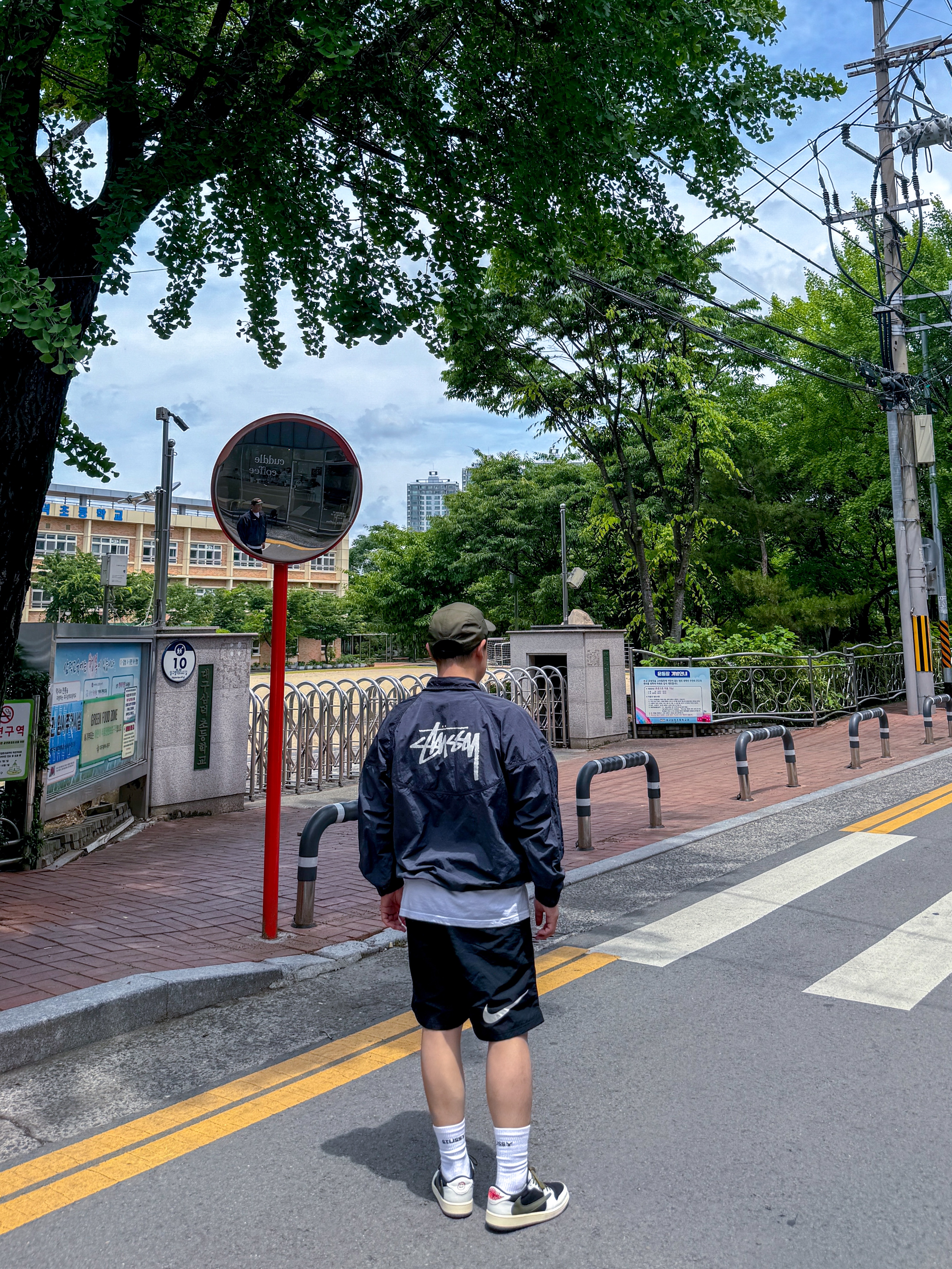 (W) Jordan 1 x Travis Scott Retro Low OG SP Medium Olive, Nike x Stussy Shorts Black (FJ9167-010) 착용 스타일
