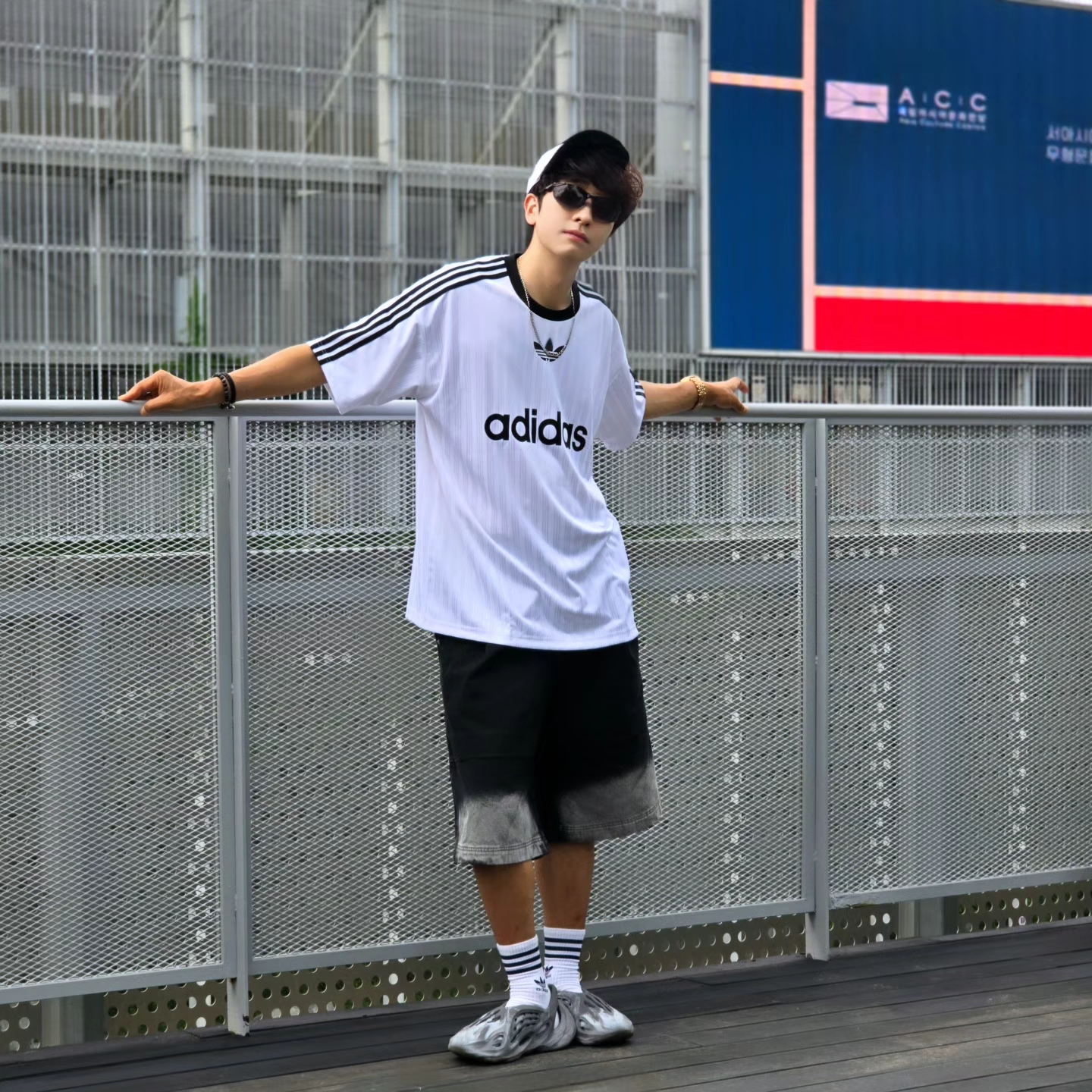 thisisneverthat x New Era x MLB New York Yankees Unstructured Ball Cap White Black, Adidas Adicolor T-Shirt White Black - KR Sizing 착용 스타일 - 1