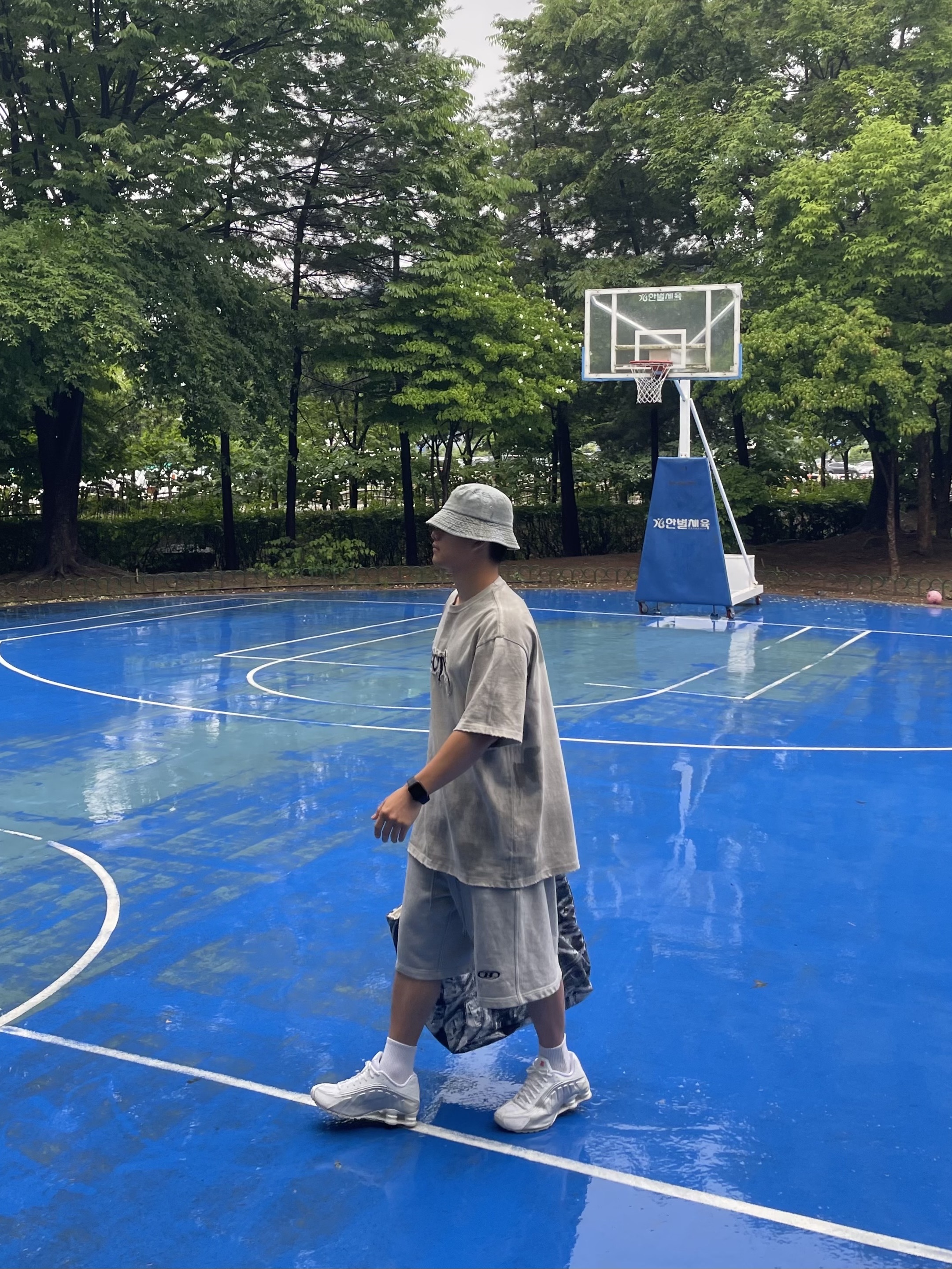 비엘알 볼트 토트백 네이비, (W) 나이키 샥스 R4 화이트 메탈릭 실버 착용 스타일 - 2