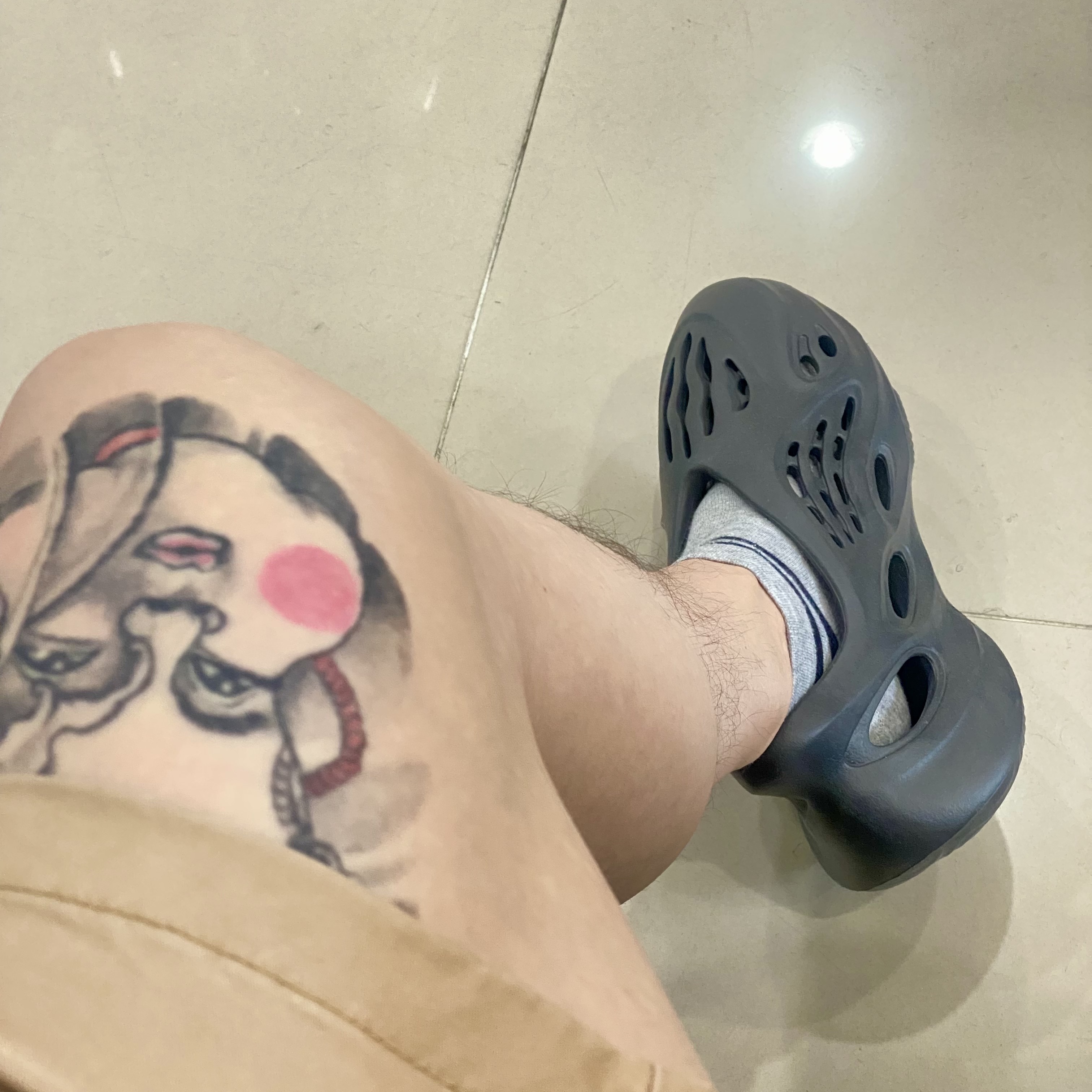 Adidas Yeezy Foam RNNR Onyx 착용 스타일